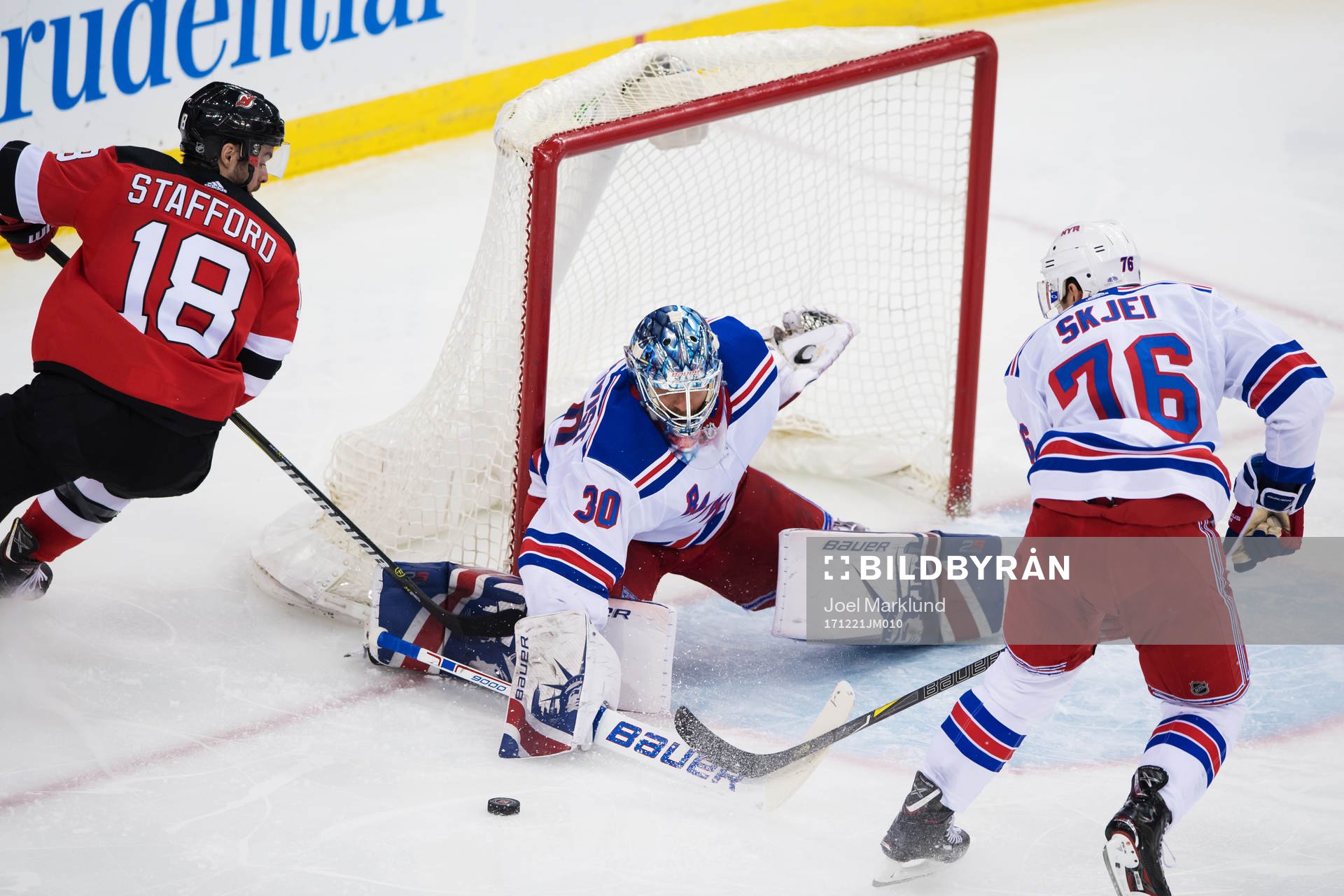 Devils Drew Stafford utmanar Rangers målvakt Henrik