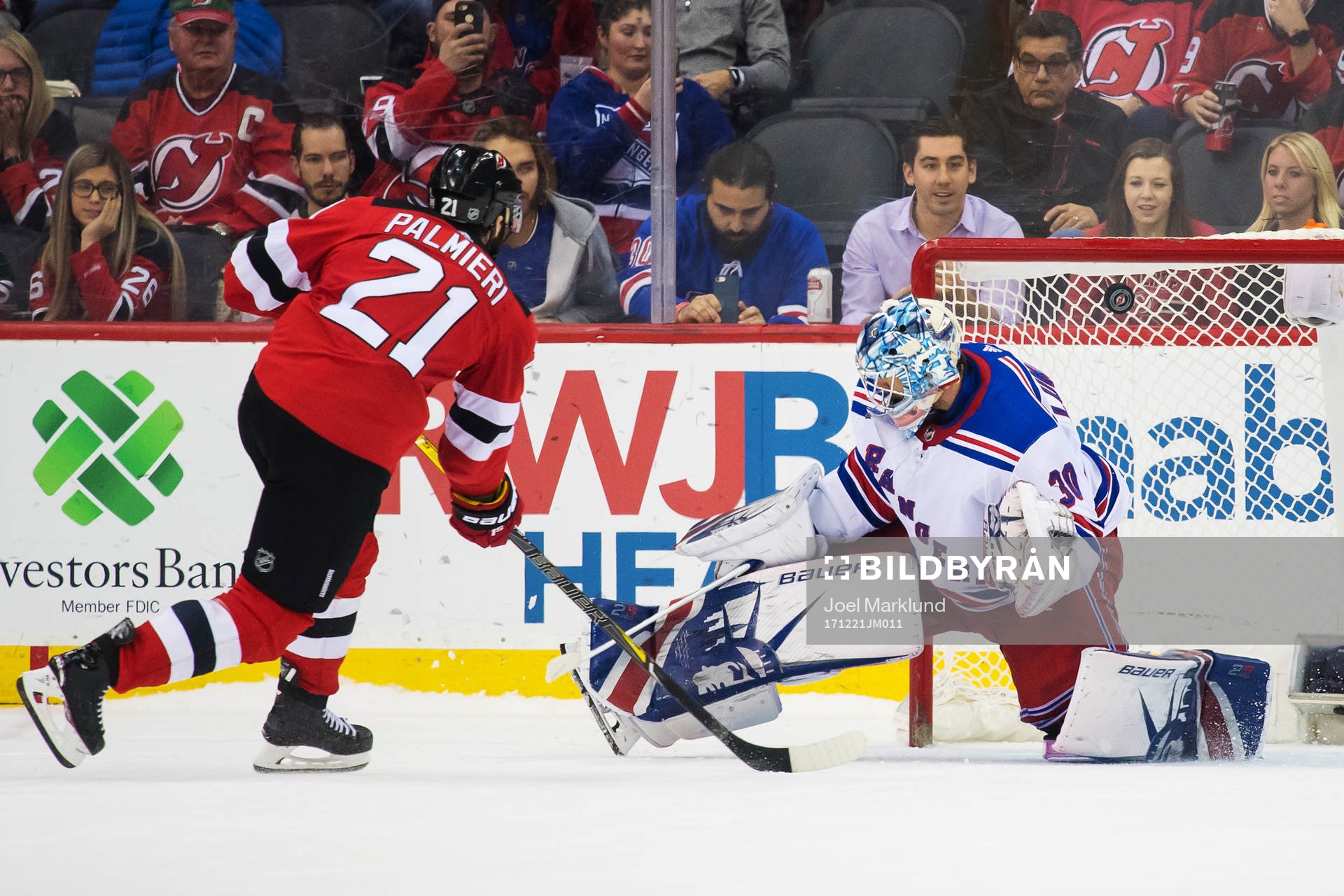 Devils Kyle Palmieri skjuter in ett mål bakom Rangers