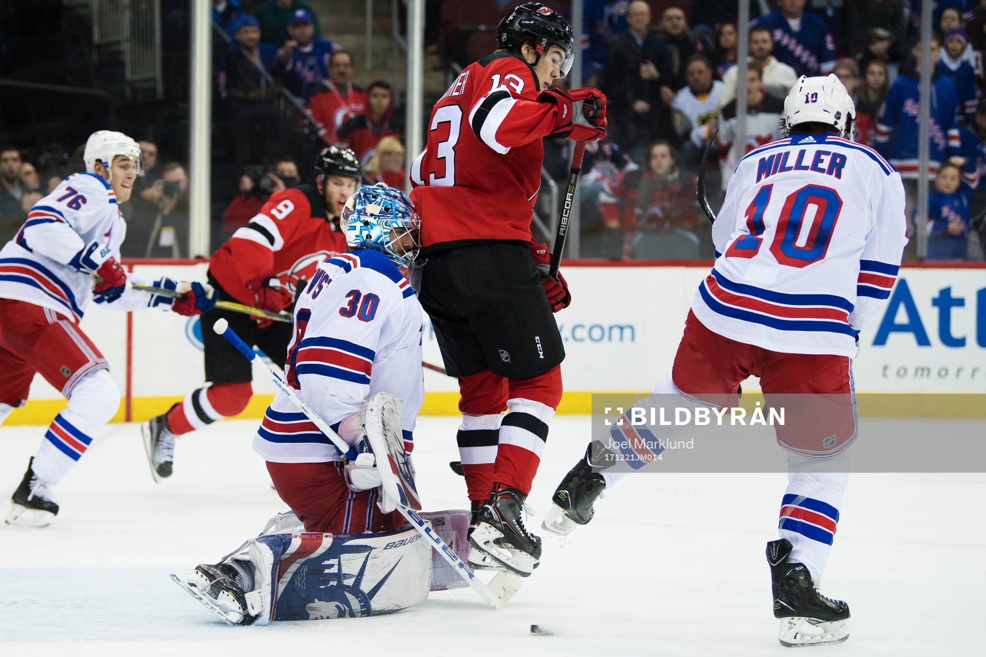 Rangers målvakt Henrik Lundqvist och J.T. Miller utmanas