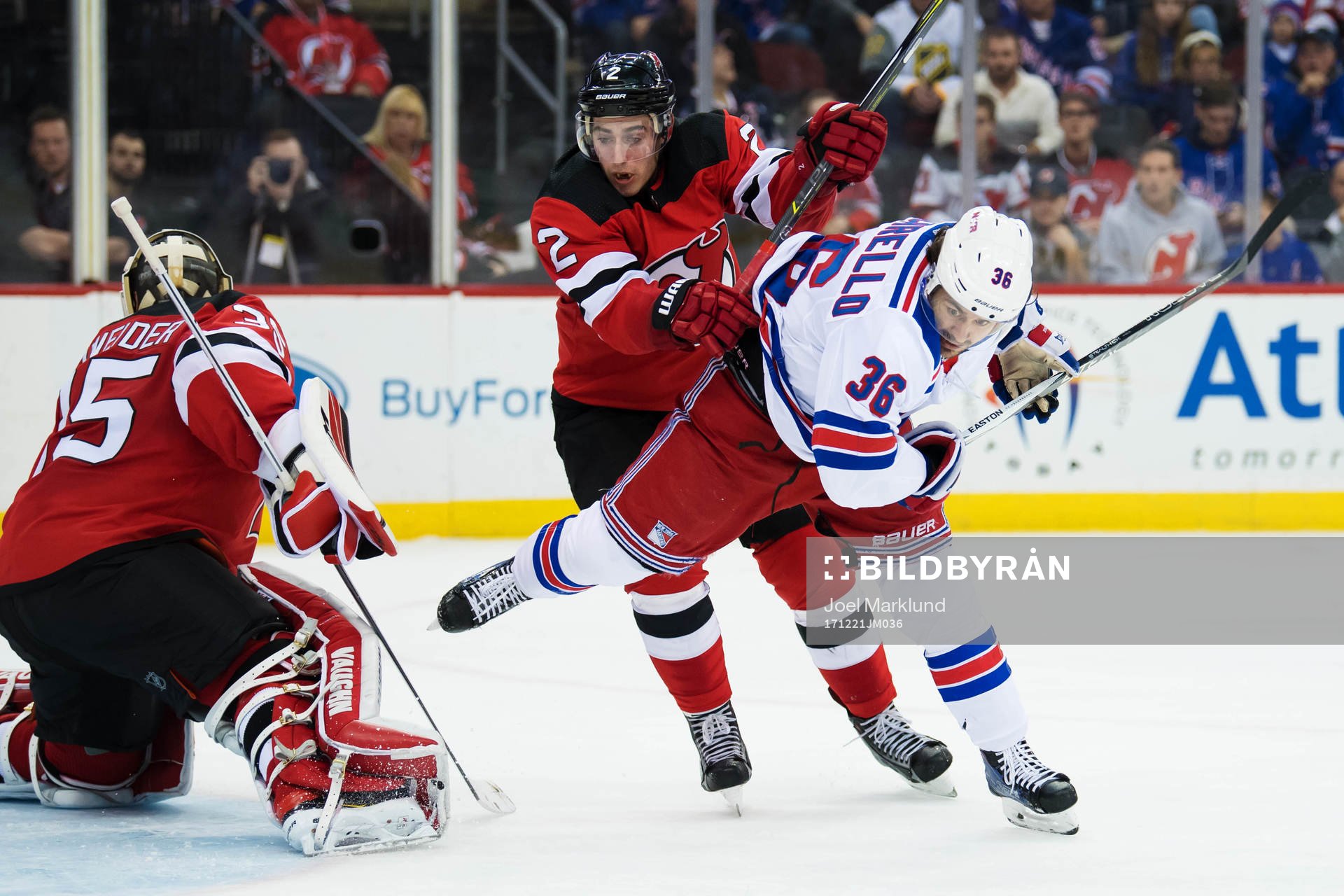 Devils målvakt Cory Schneider och John Moore utmanas av