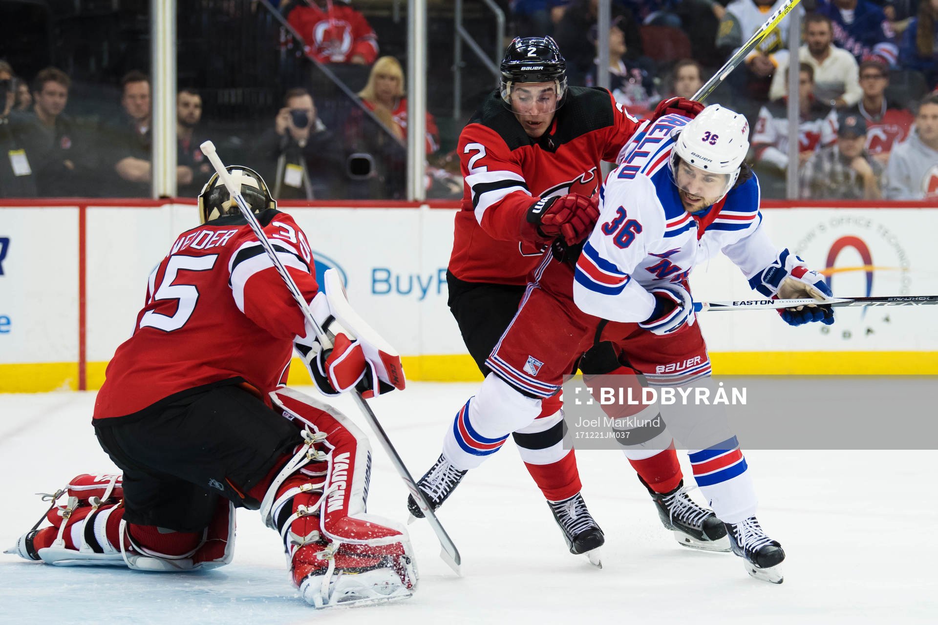 Devils målvakt Cory Schneider och John Moore utmanas av