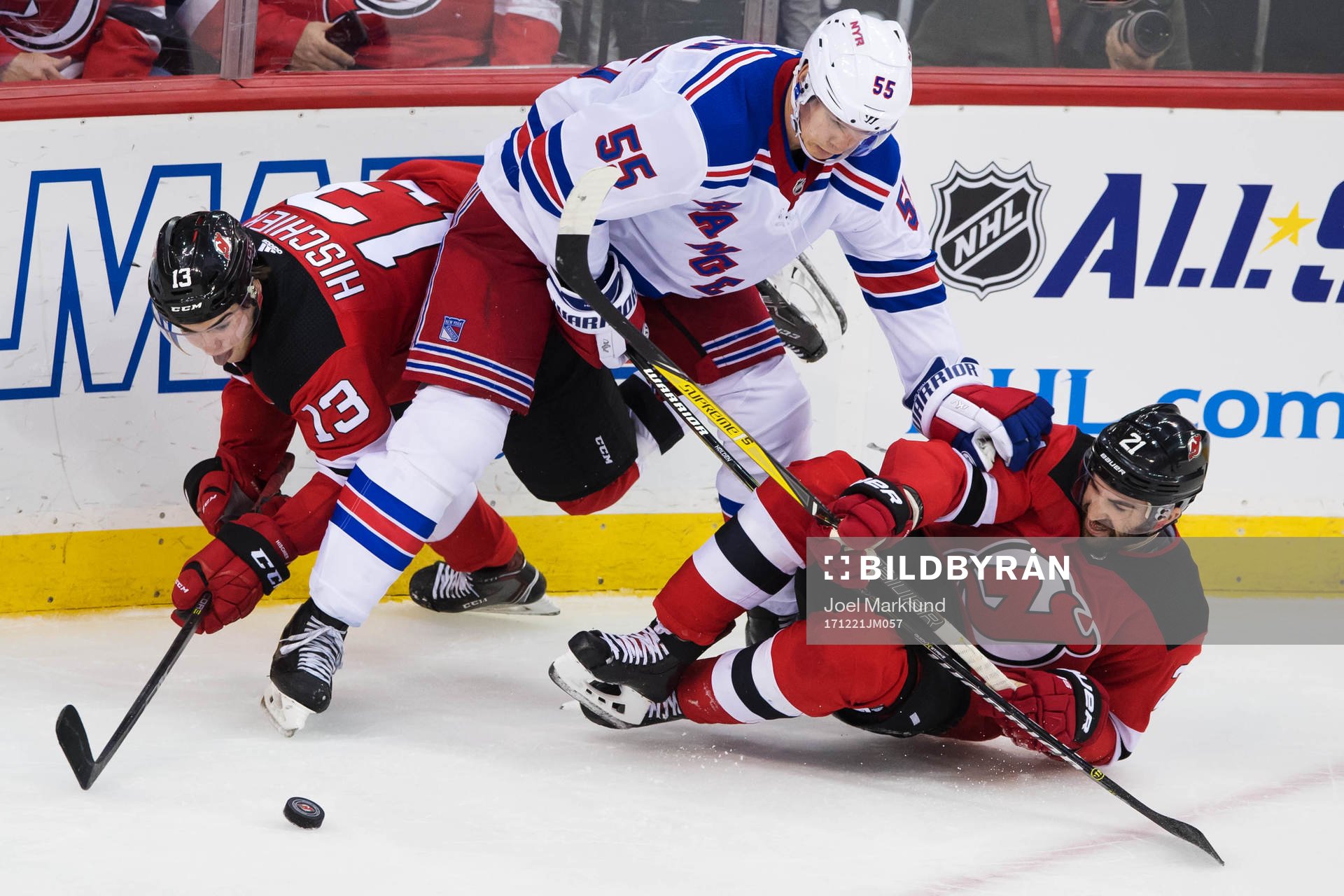 Devils Nico Hischier och Kyle Palmieri utmanas av Rangers