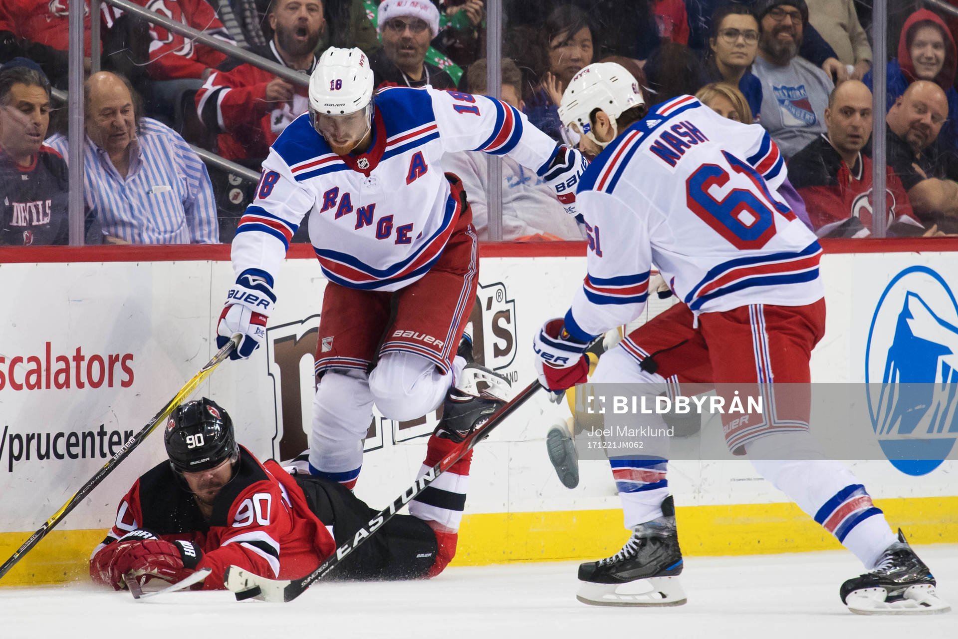 Devils Marcus Johansson i kamp om pucken med Rangers Marc