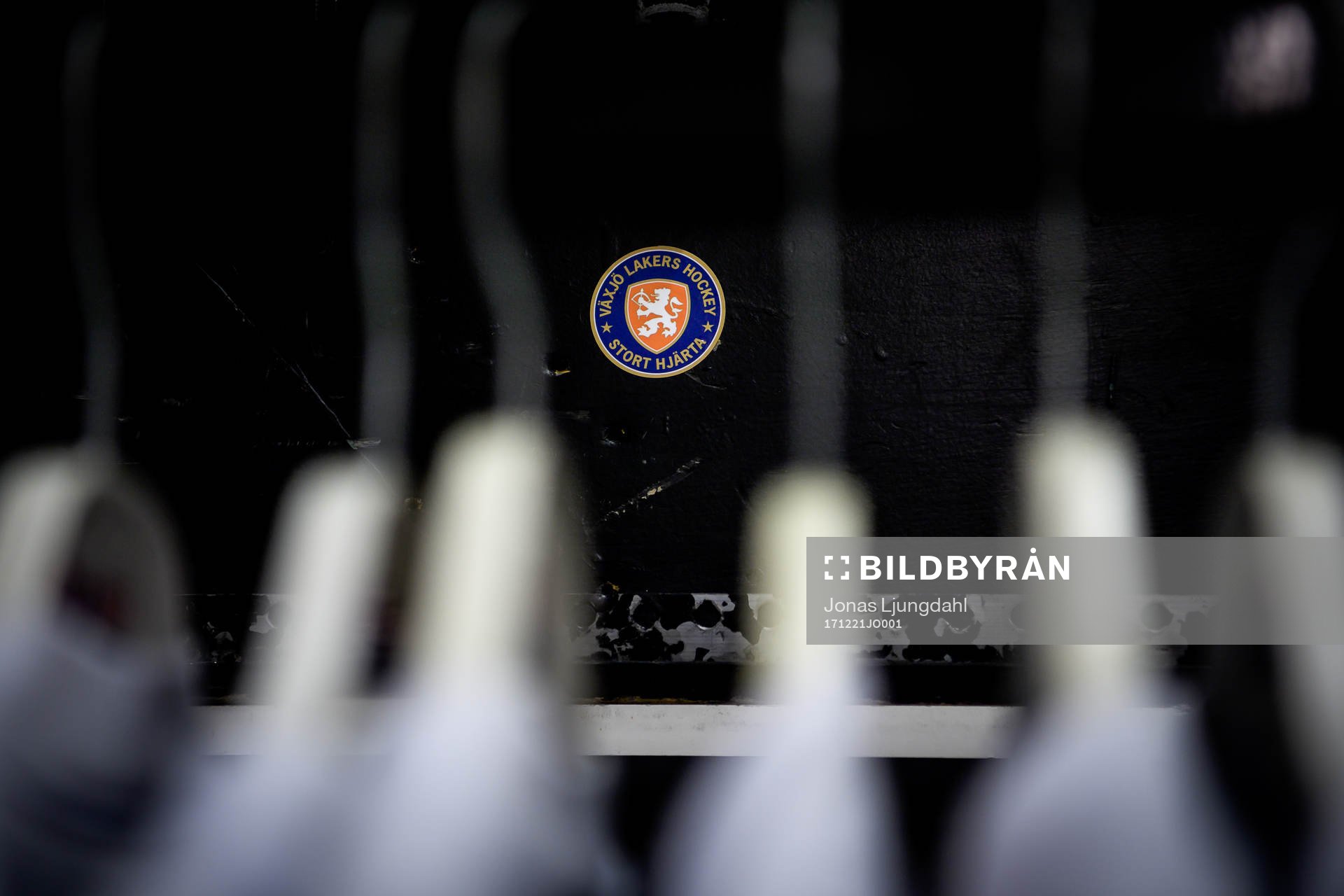 Växjös klubbmärke på en låda före ishockeymatchen i