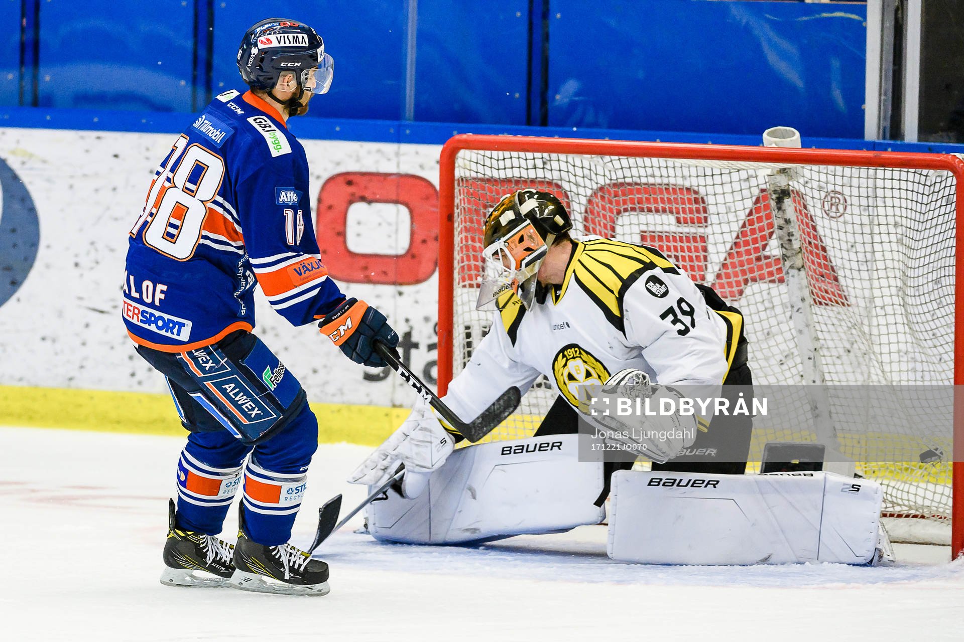 Växjös Andrew Calof sätter sin straff bakom Brynäs