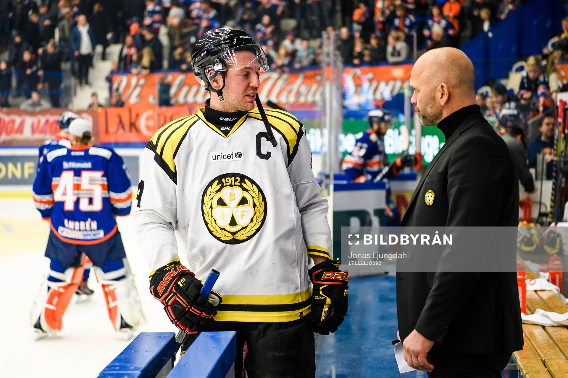 Brynäs Jacob Blomqvist pratar med Brynäs tränare Tommy