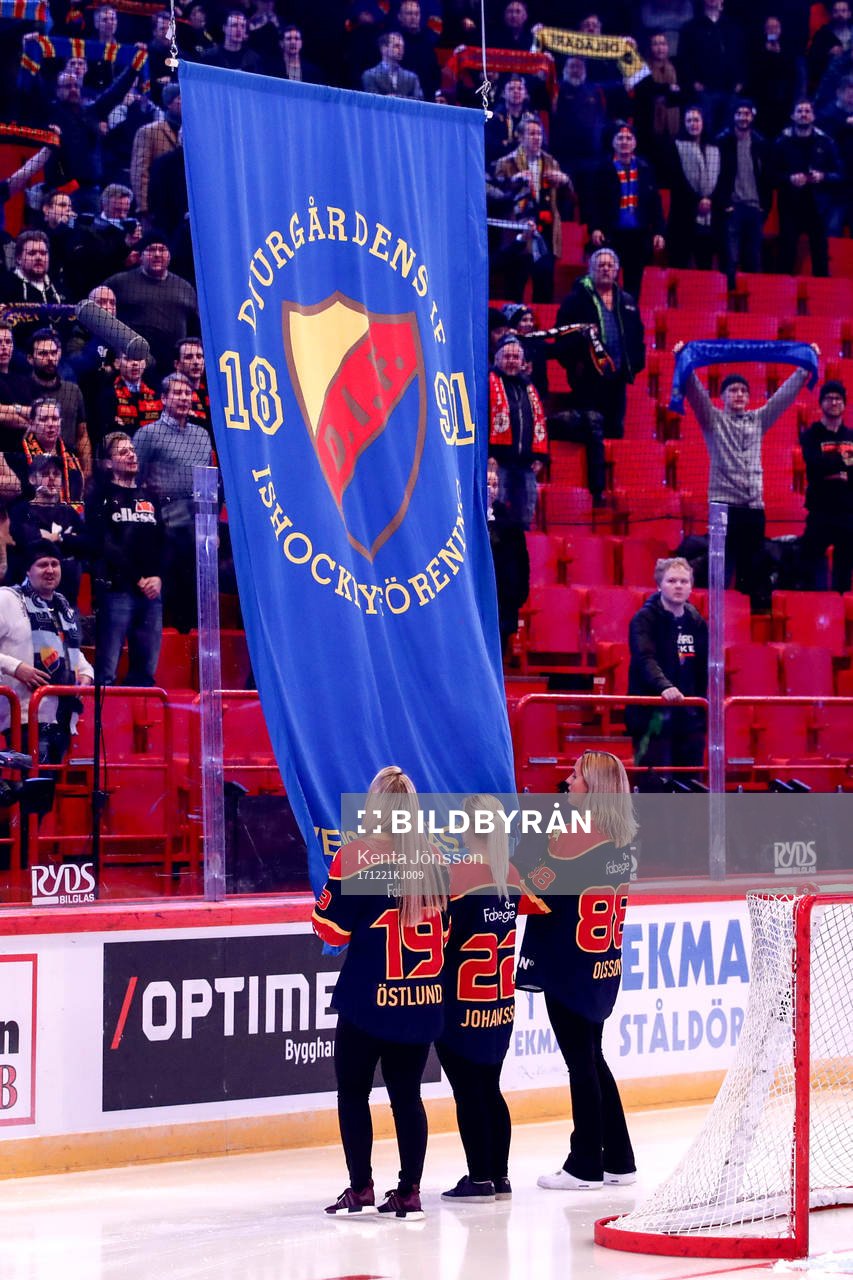 En flagga hissas som hyllning till damlagets SM-Guld