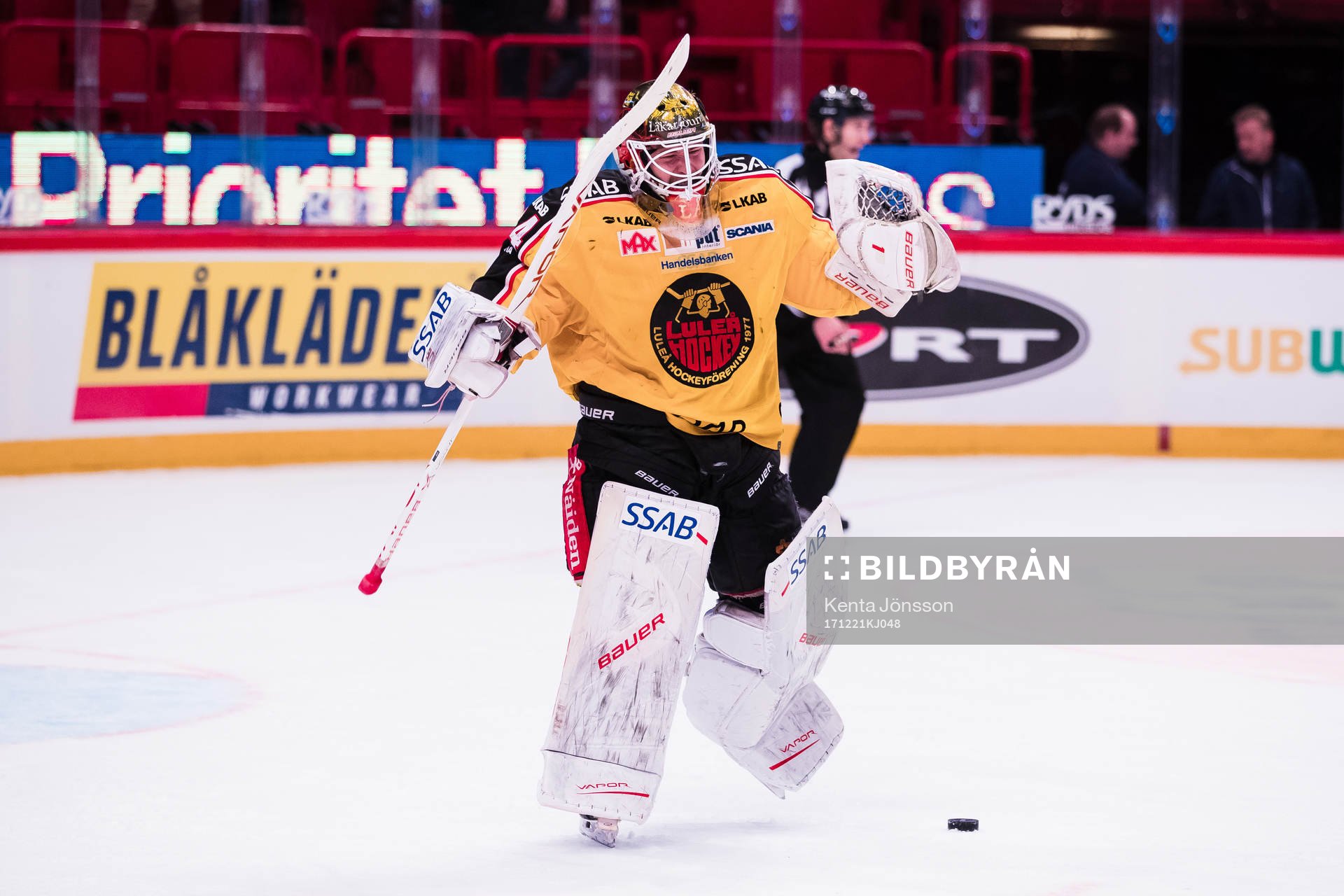 Luleås målvakt Joel Lassinatti jublar