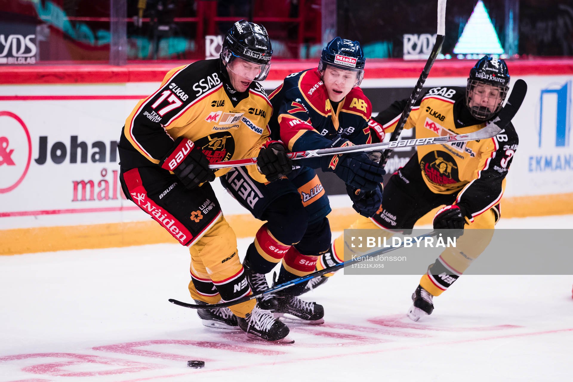 Djurgårdens Jonathan Davidsson i kamp om pucken Luleås