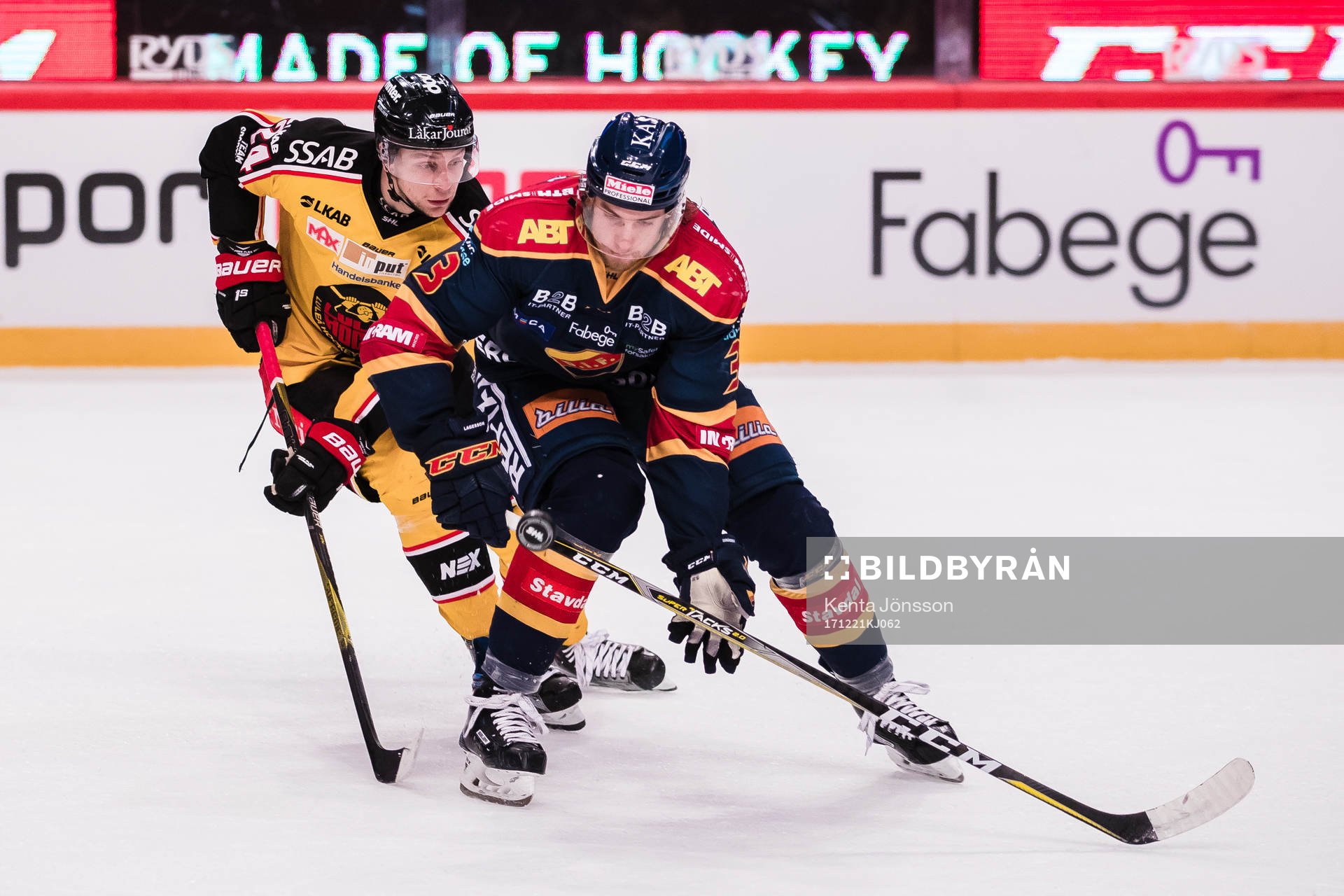 Djurgårdens William Lagesson i kamp om pucken Luleås