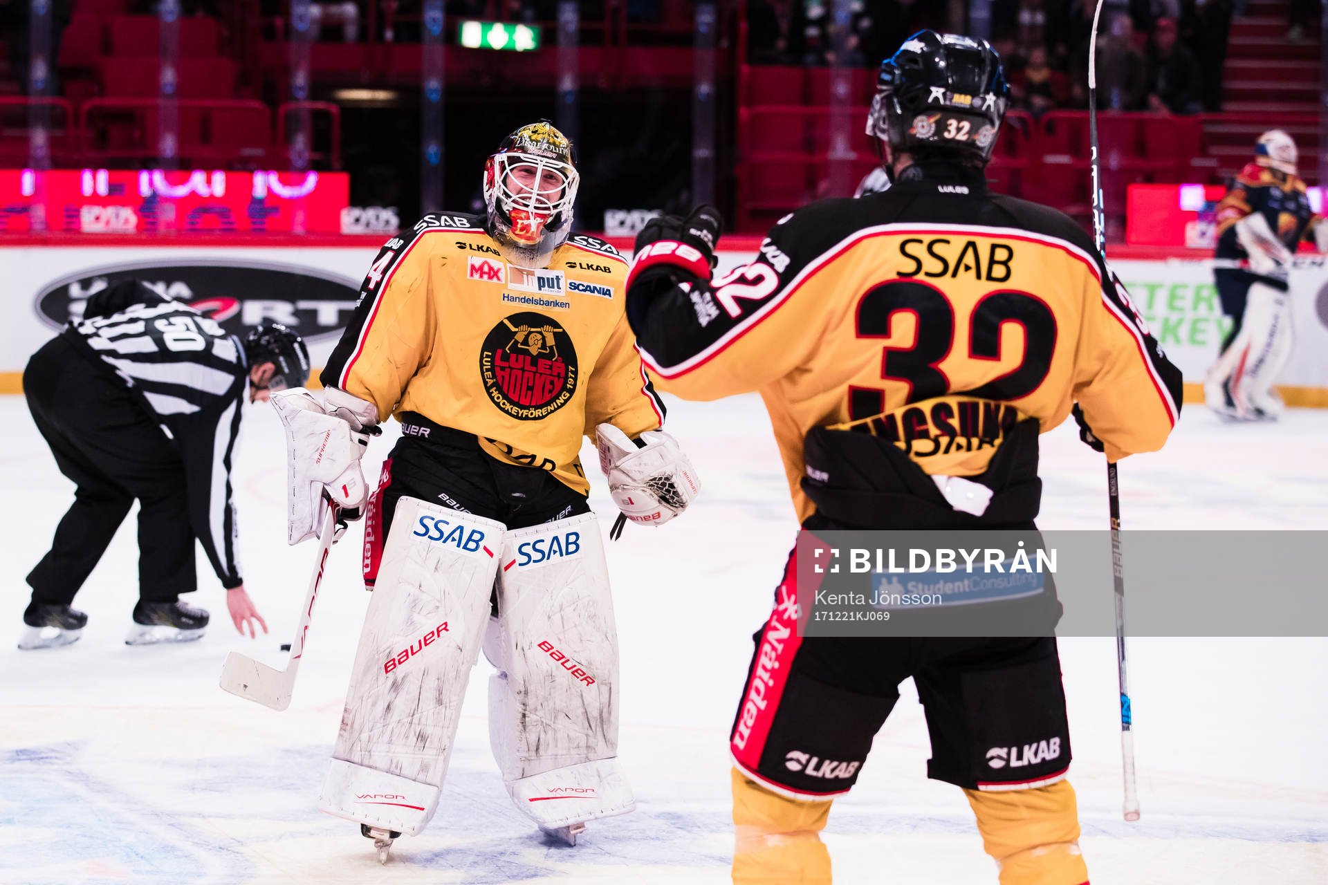 Luleås målvakt Joel Lassinatti jublar med Oscar Engsund