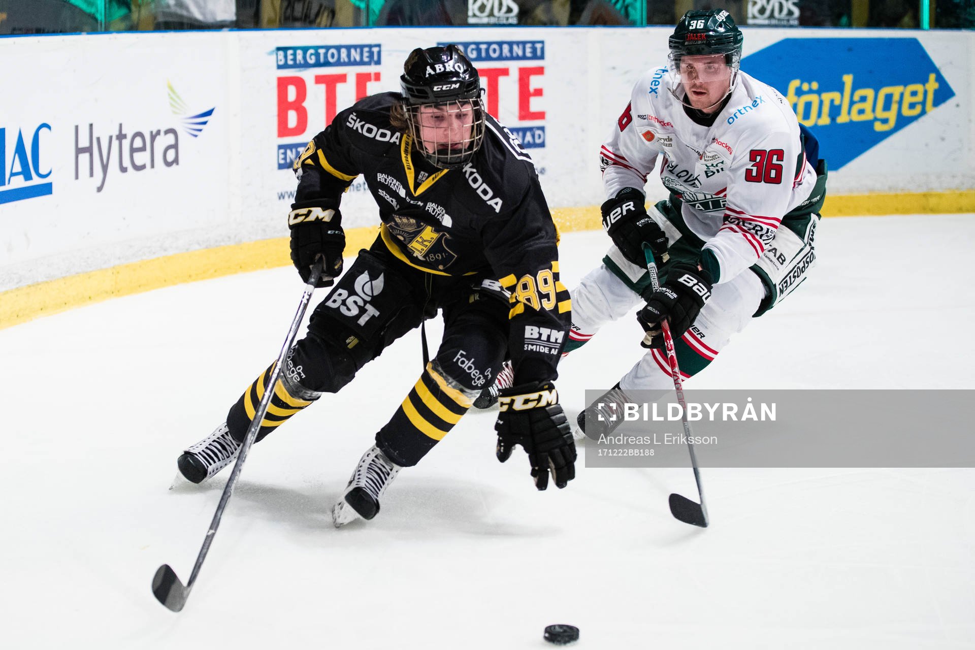 s Nils Höglander i kamp om pucken med Tingsryds Adam