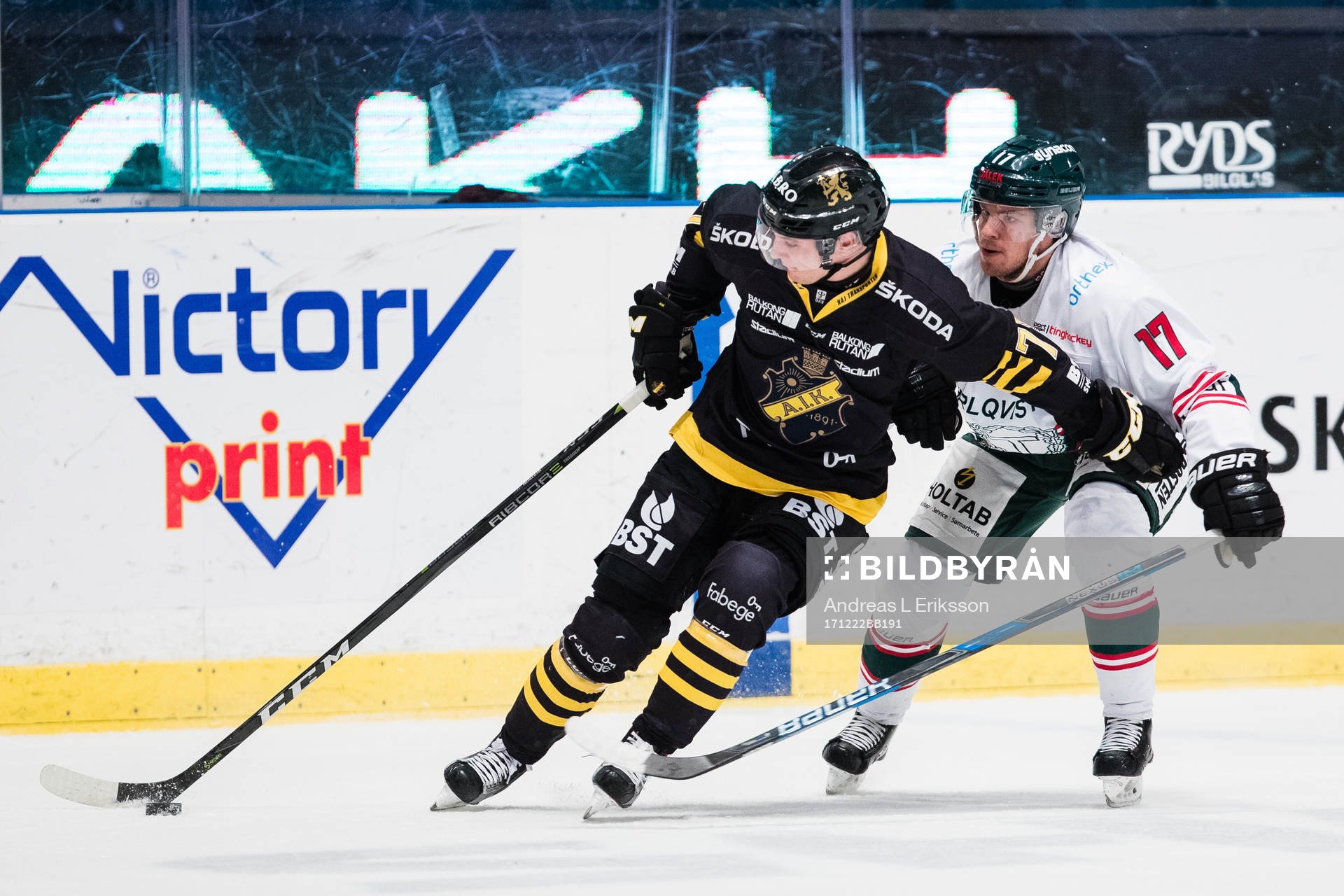 s Erik Nyström i kamp om pucken Tingsryds Emil Forslund