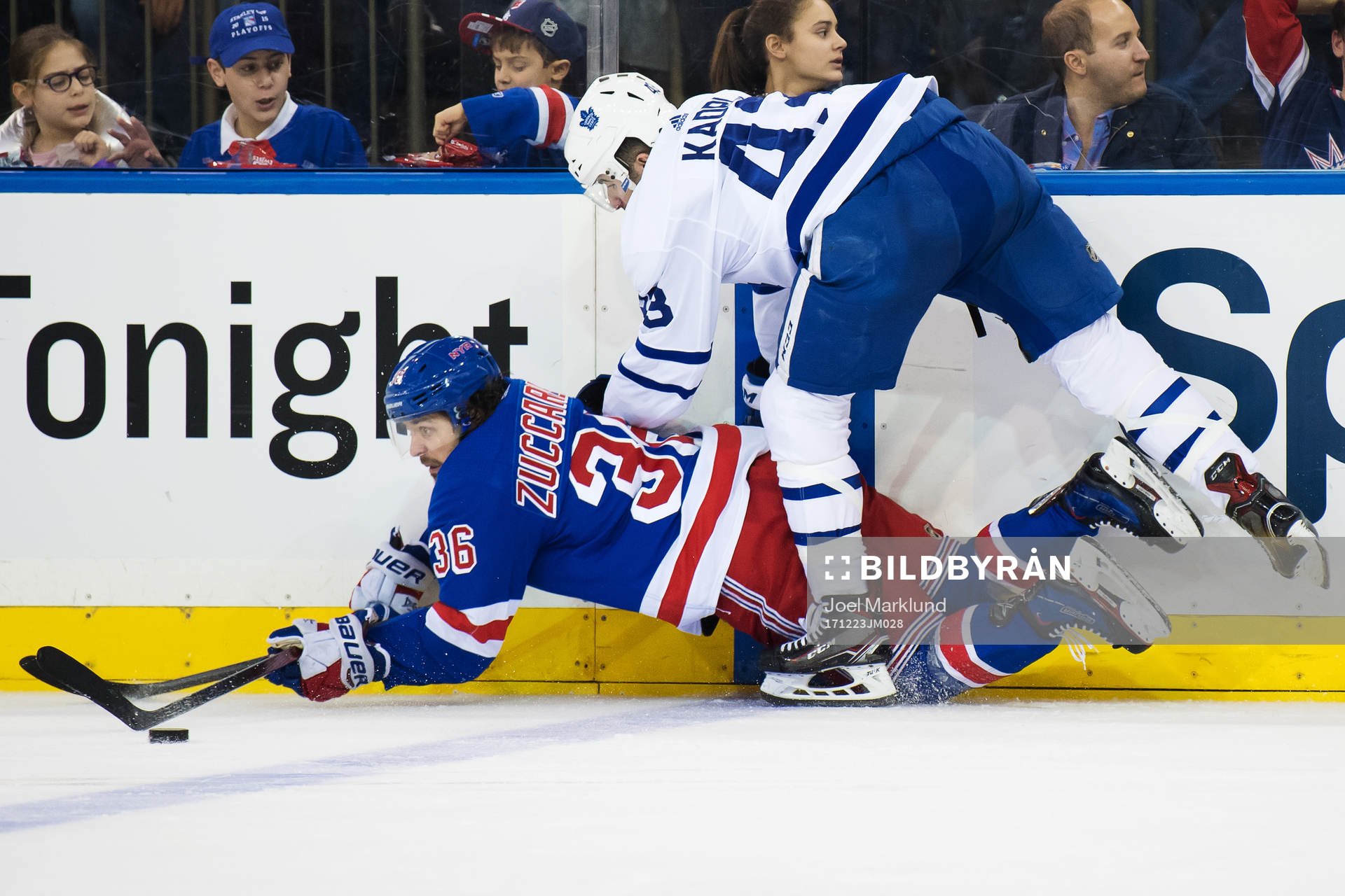 Rangers Mats Zuccarello blir tacklad av Maple Leafs Nazem
