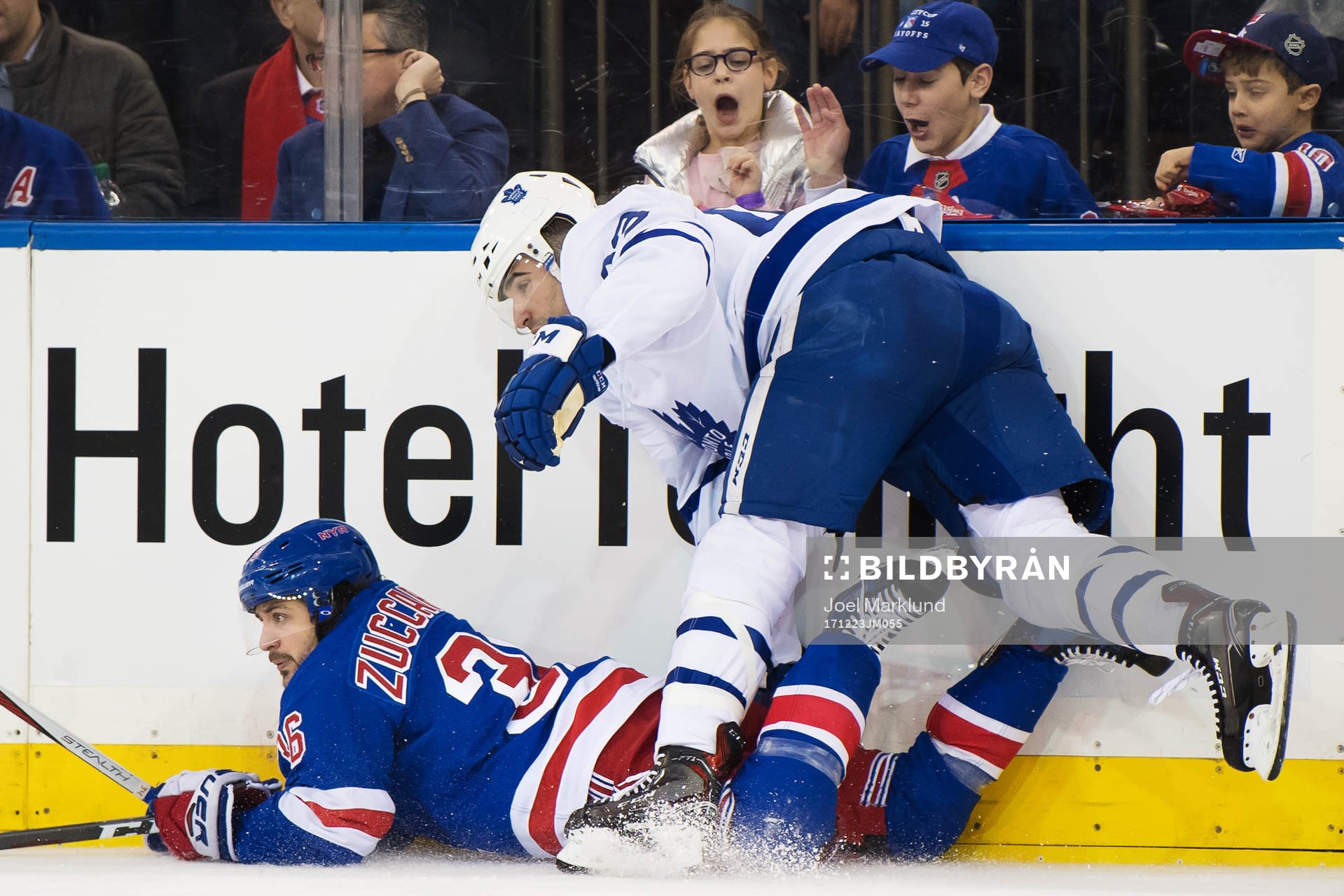 Rangers Mats Zuccarello blir tacklad av Maple Leafs Nazem