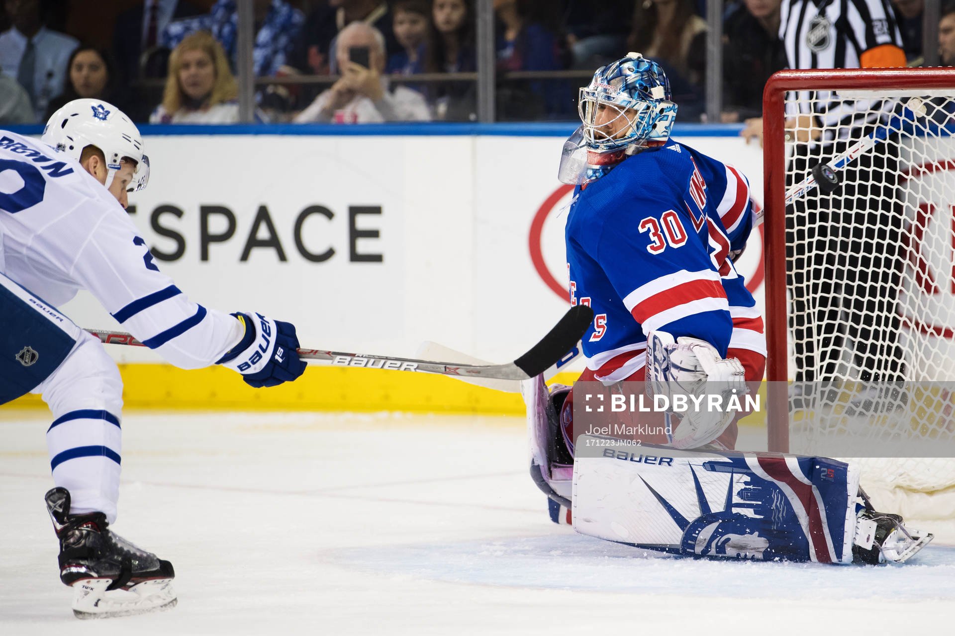 Maple Leafs Connor Brown skjuter mot Rangers målvakt
