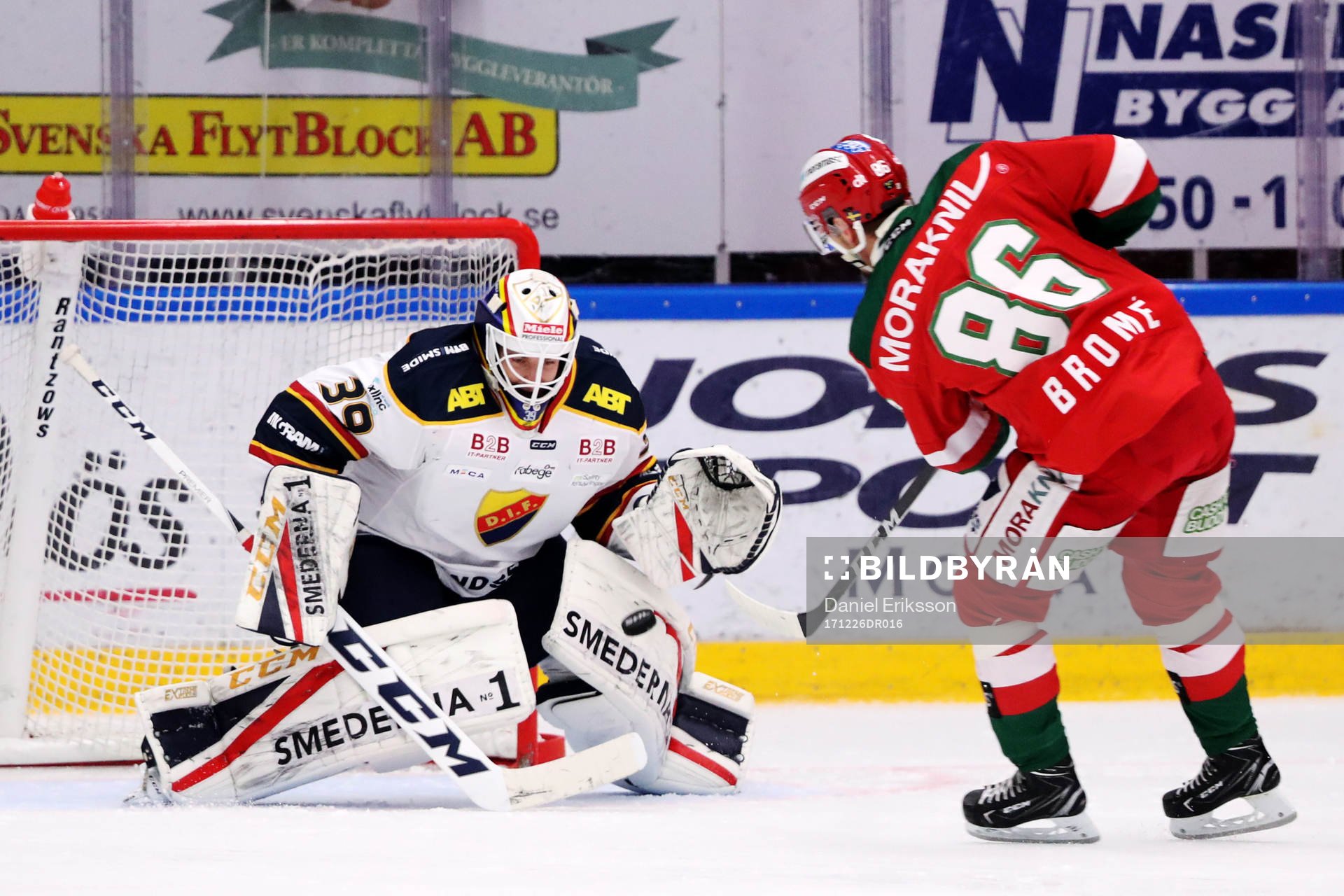 Djurgårdens målvakt Adam Reideborn räddar en straff