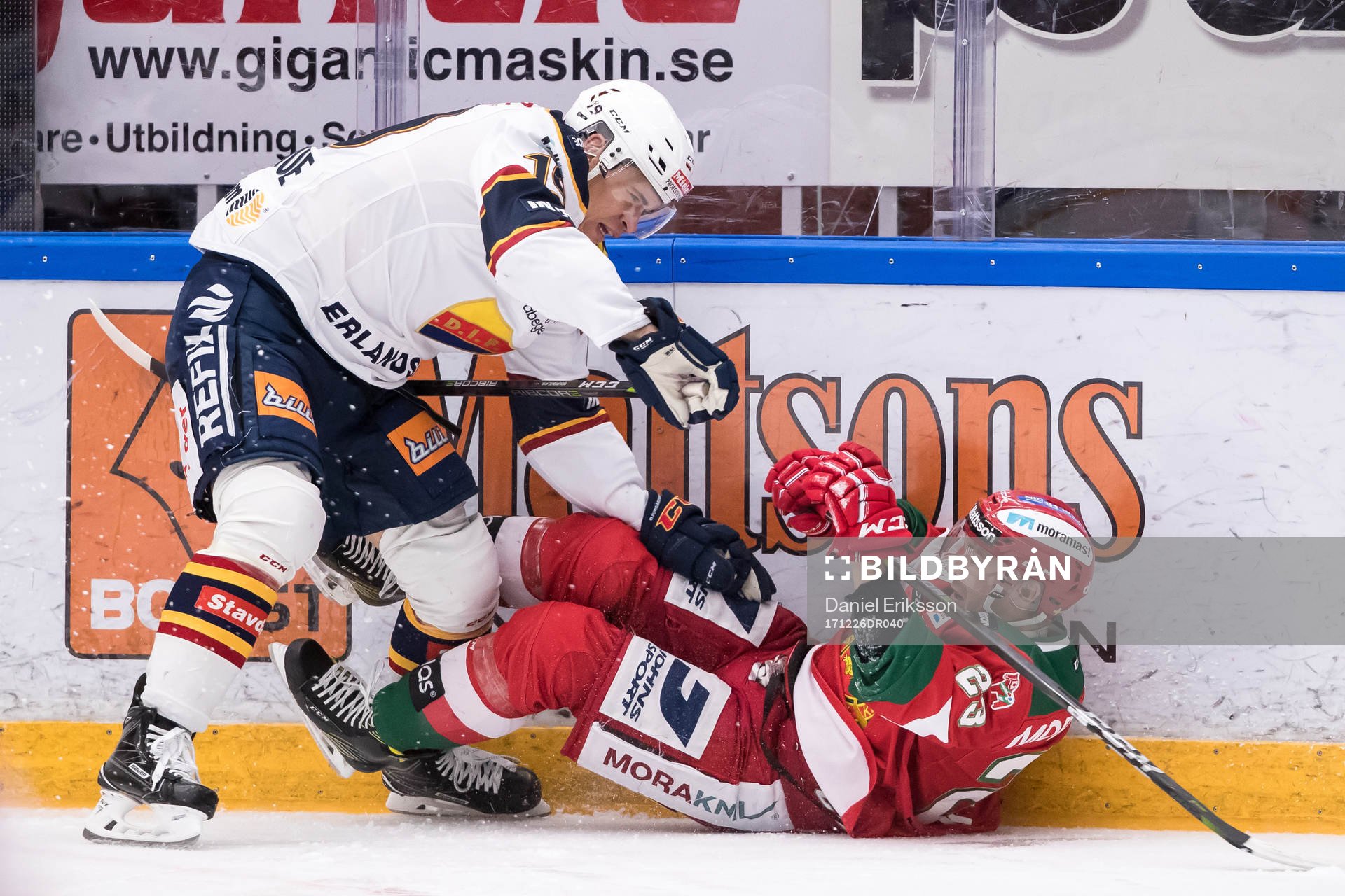 Djurgårdens Rene Bourque tacklar Moras Tomas Skogs  i