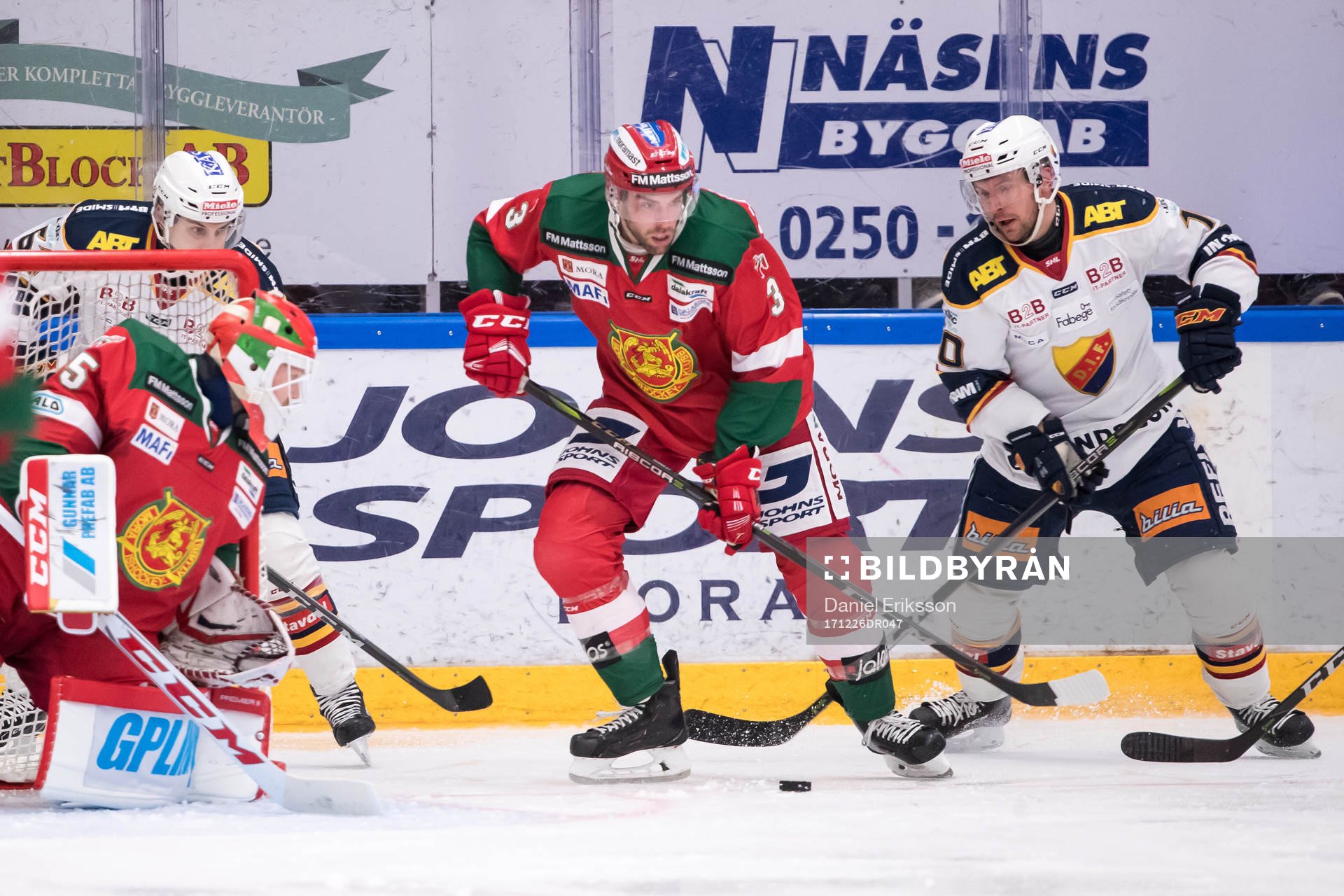 Moras Brandon Gormley och Djurgårdens Niclas Bergfors i
