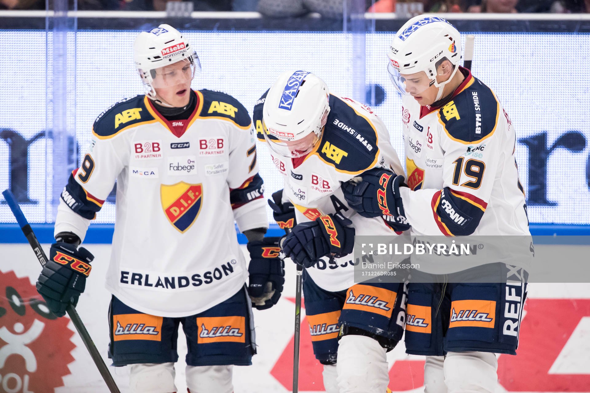 Djurgårdens Andreas Engqvist får hjälp av isen av Patrik