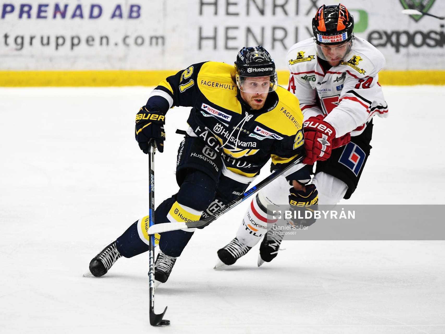 s Mattias Tedenby i kamp om pucken med Örebros Tom Wandell