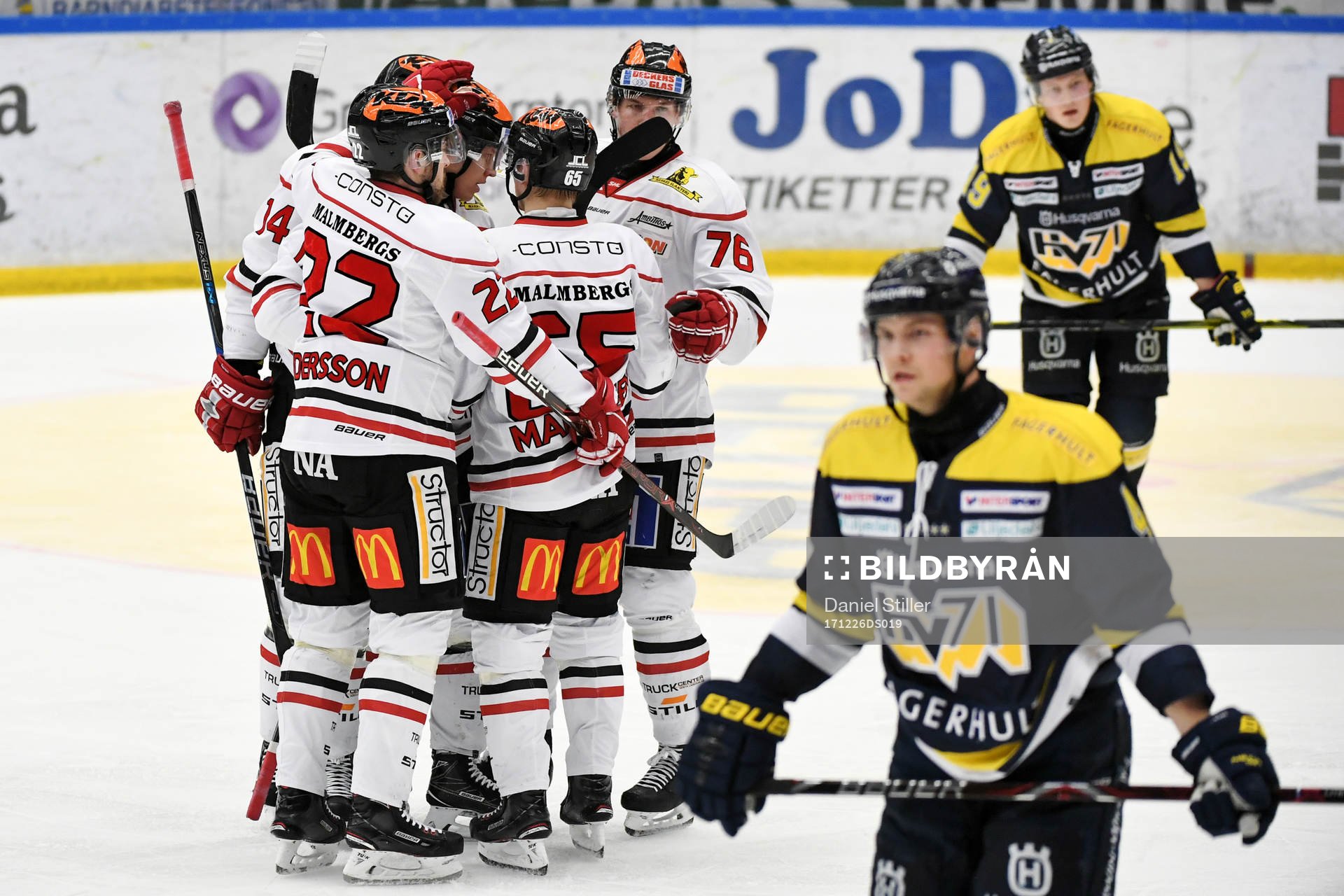 Örebros Daniel Viksten jublar med lagkamrater