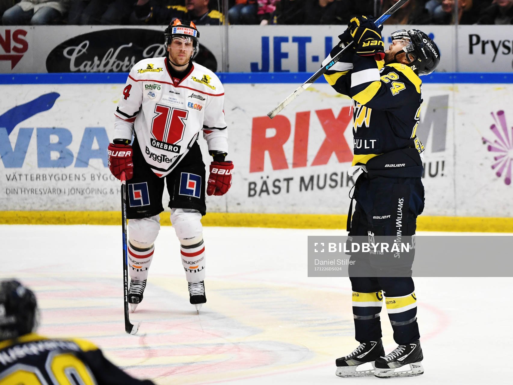 s Stefan Elliott jublar
