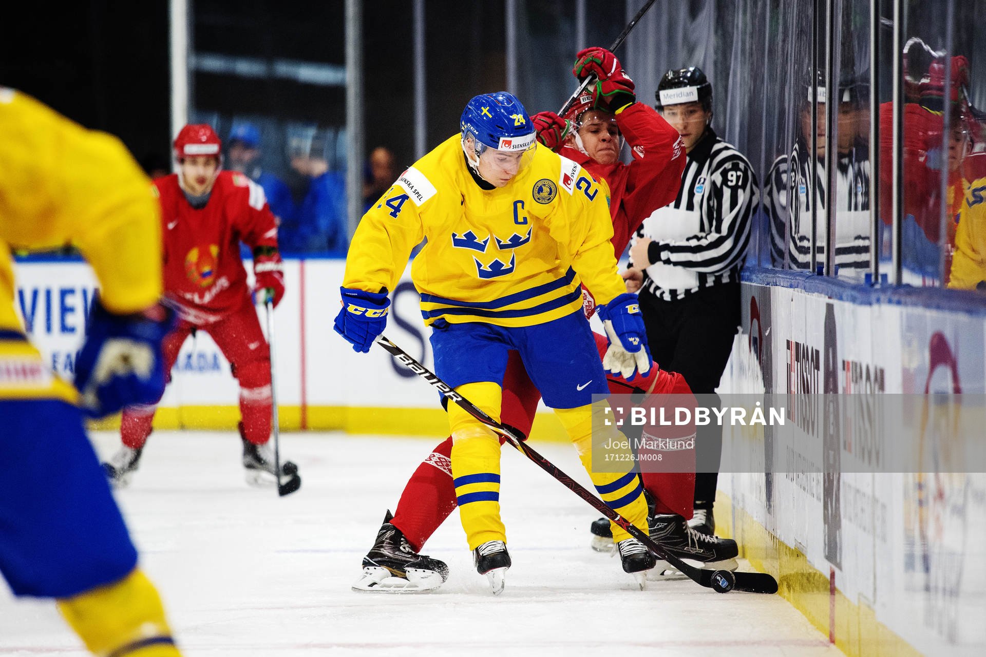 Sveriges Lias Andersson och Belarus Louie Caporusso i kamp
