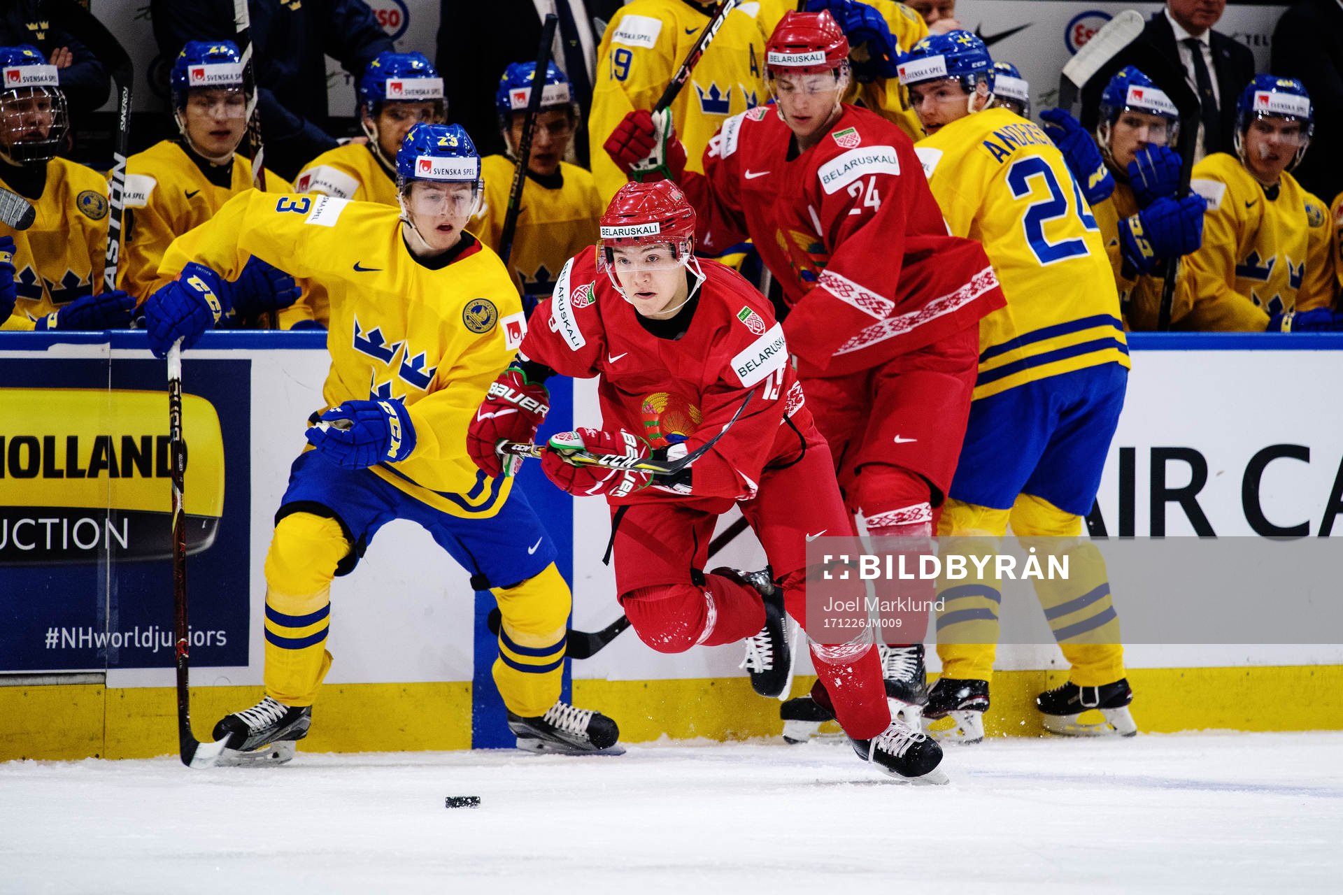 Belarus Ivan Drozdov och Maxim Sushko i kamp om pucken med