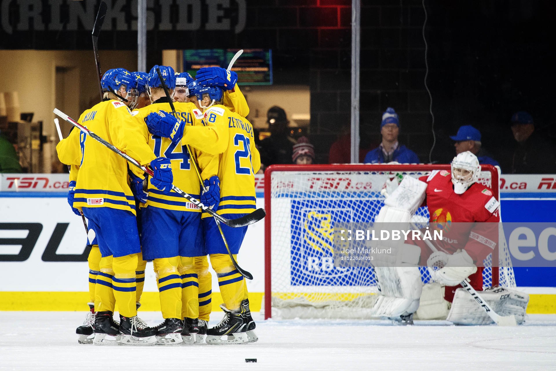 Sveriges Elias Pettersson jublar med lagkamrater