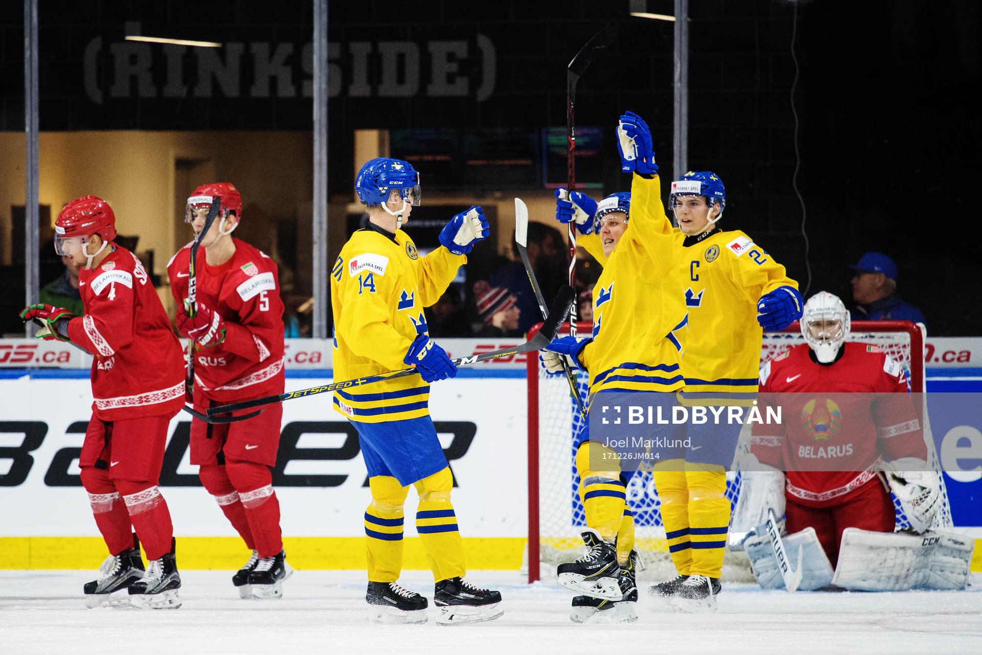 Sveriges Elias Pettersson jublar med Axel Jonsson Fjällby
