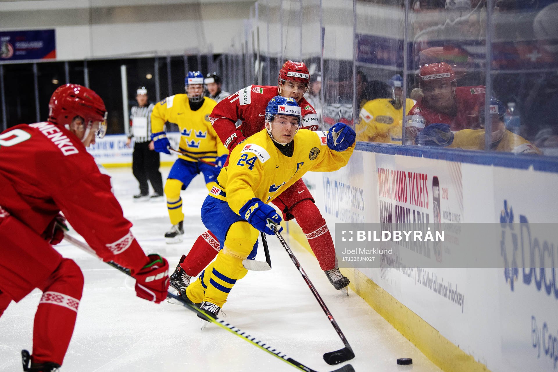 Sveriges Lias Andersson och Belarus Yegor Sharangovich