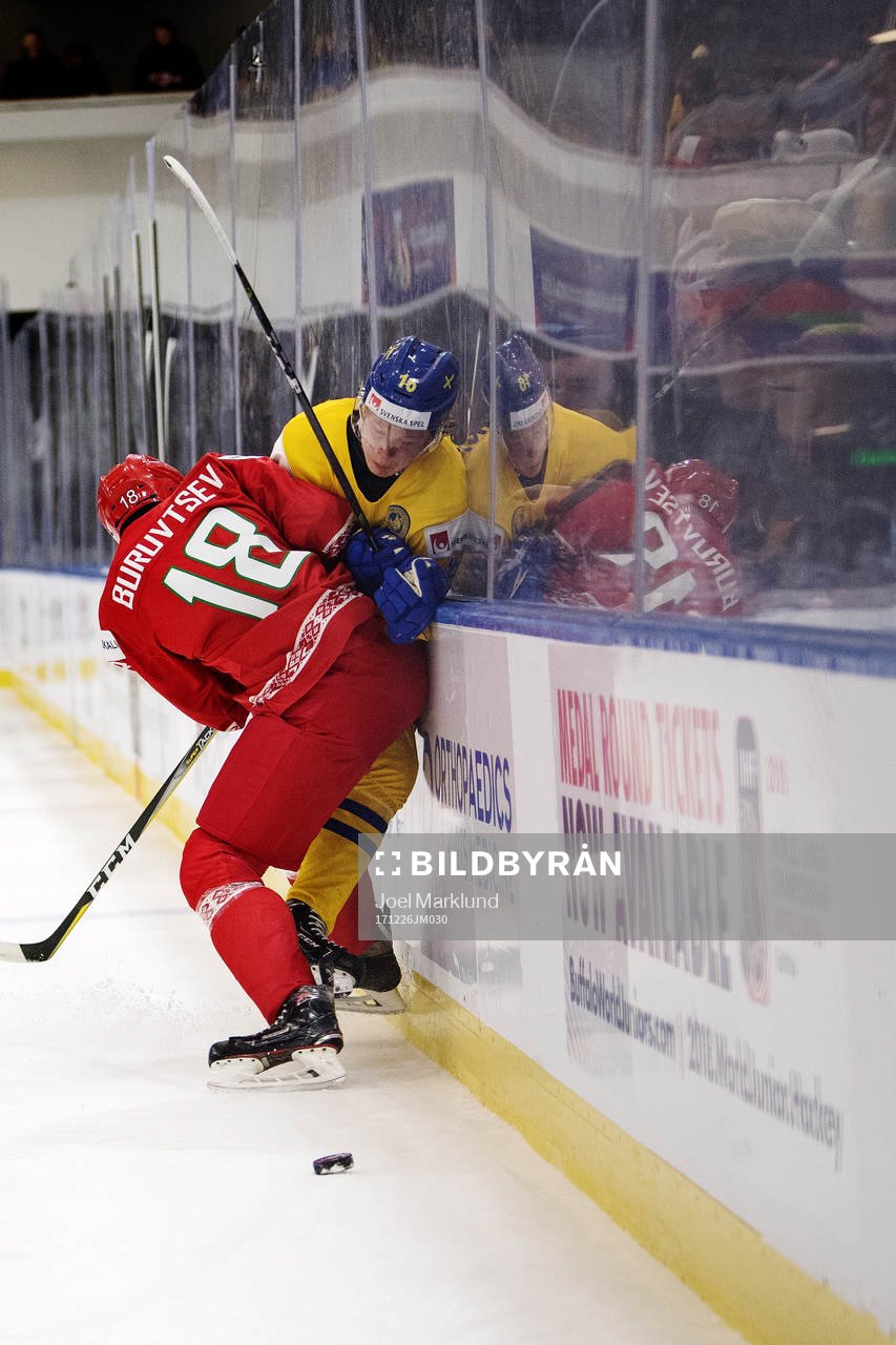 Belarus Dmitri Burovtsev tacklar Sveriges Linus Lindström