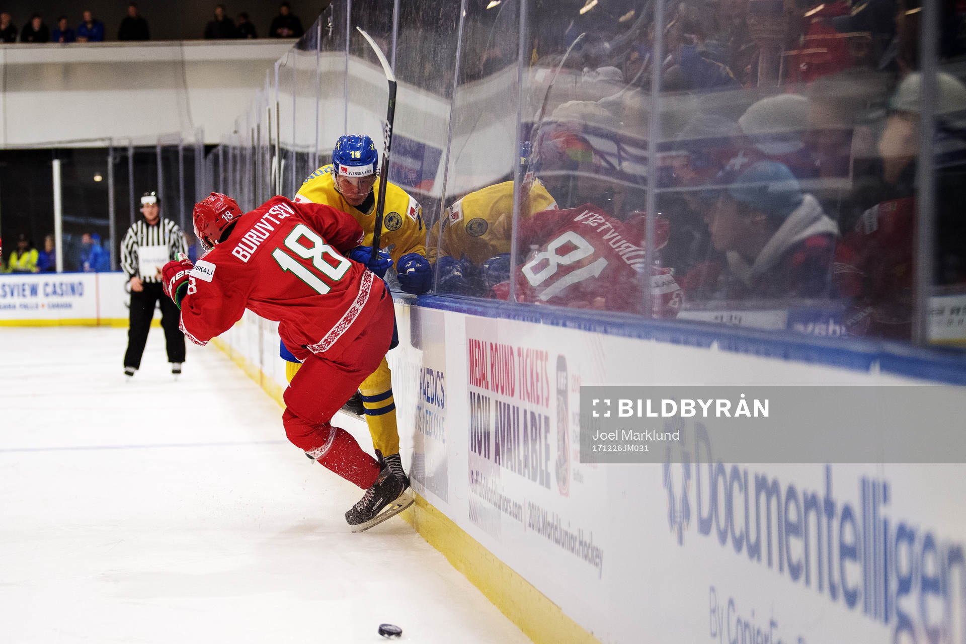 Belarus Dmitri Burovtsev tacklar Sveriges Linus Lindström