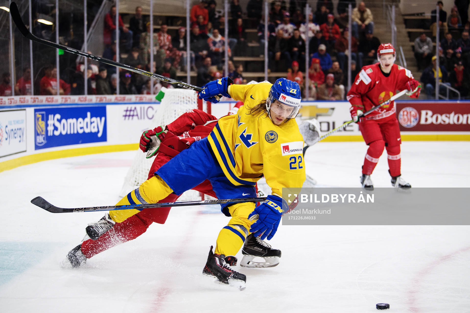 Belarus Ilya Litvinov tacklar Sveriges Axel Jonsson Fjällby