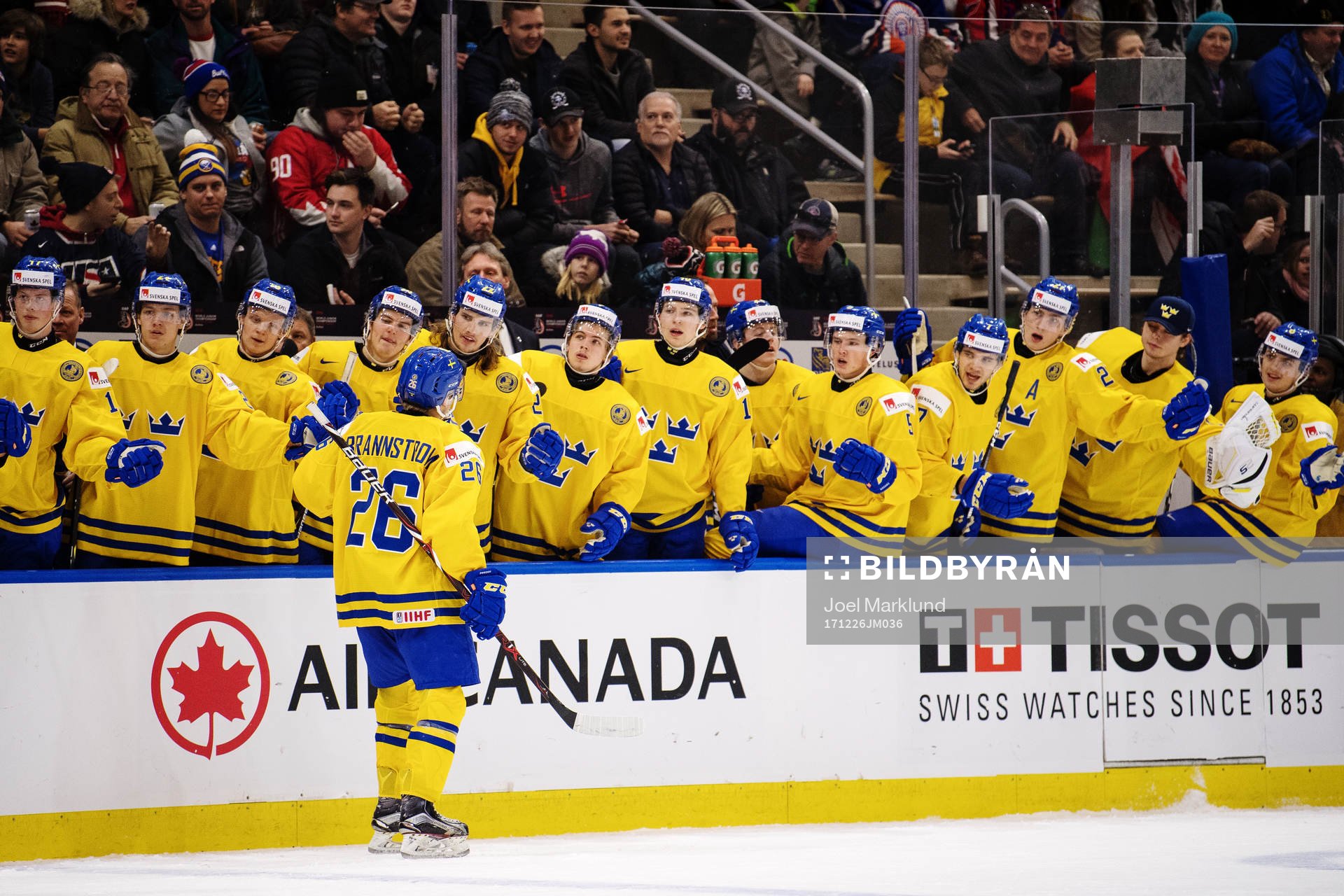 Sveriges Erik Brännström jublar med lagkamrater