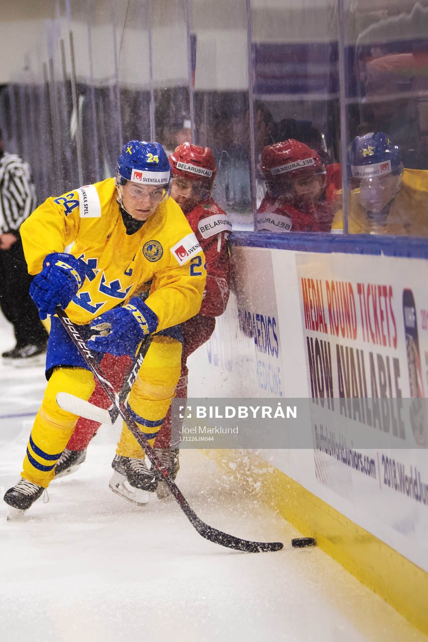Sveriges Lias Andersson och Belarus Yegor Sharangovich