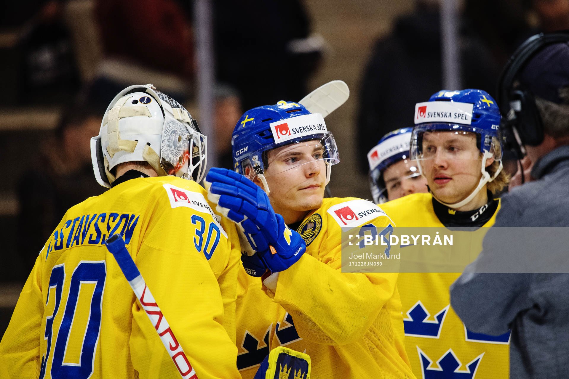 Sveriges målvakt Filip Gustavsson, Lias Andersson och