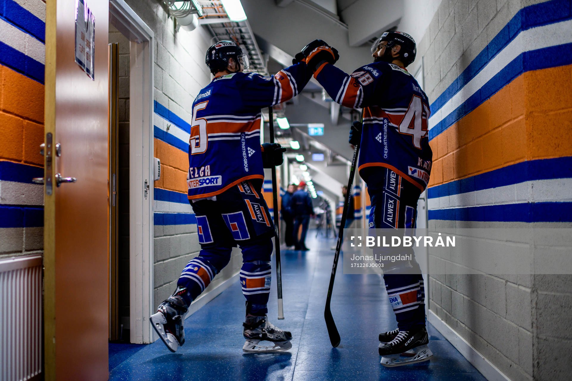 Växjös Noah Welch och Daniel Rahimi hälsar på varandra