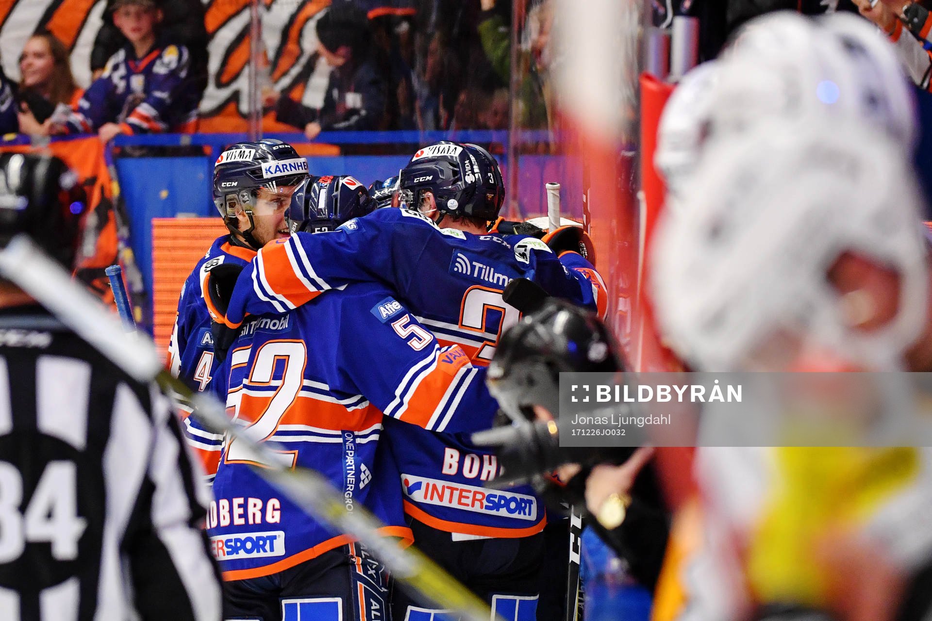 Växjös Linus Fröberg (syns ej) jublar med lagkamrater