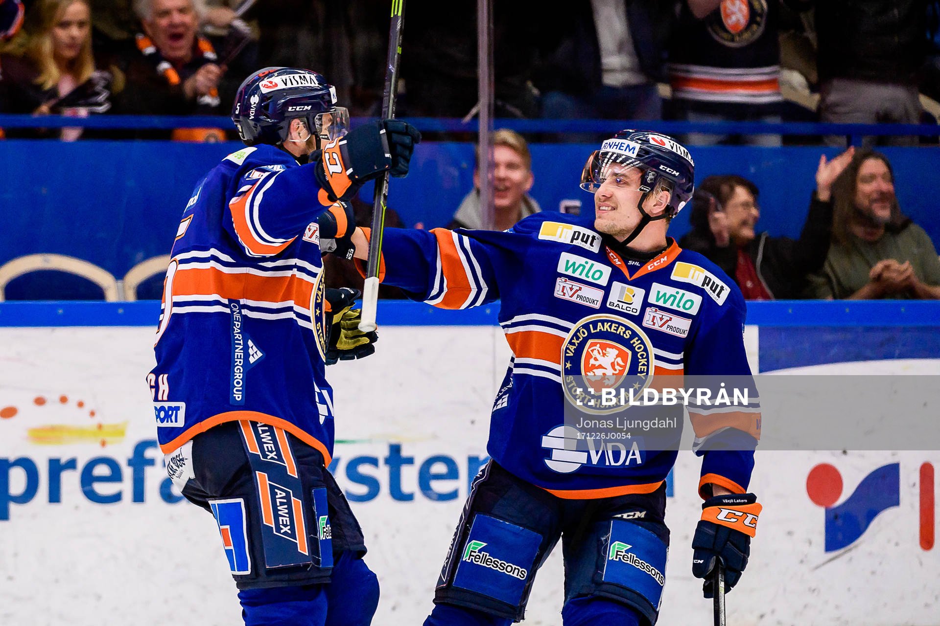 Växjös Noah Welch och Pontus Netterberg jublar