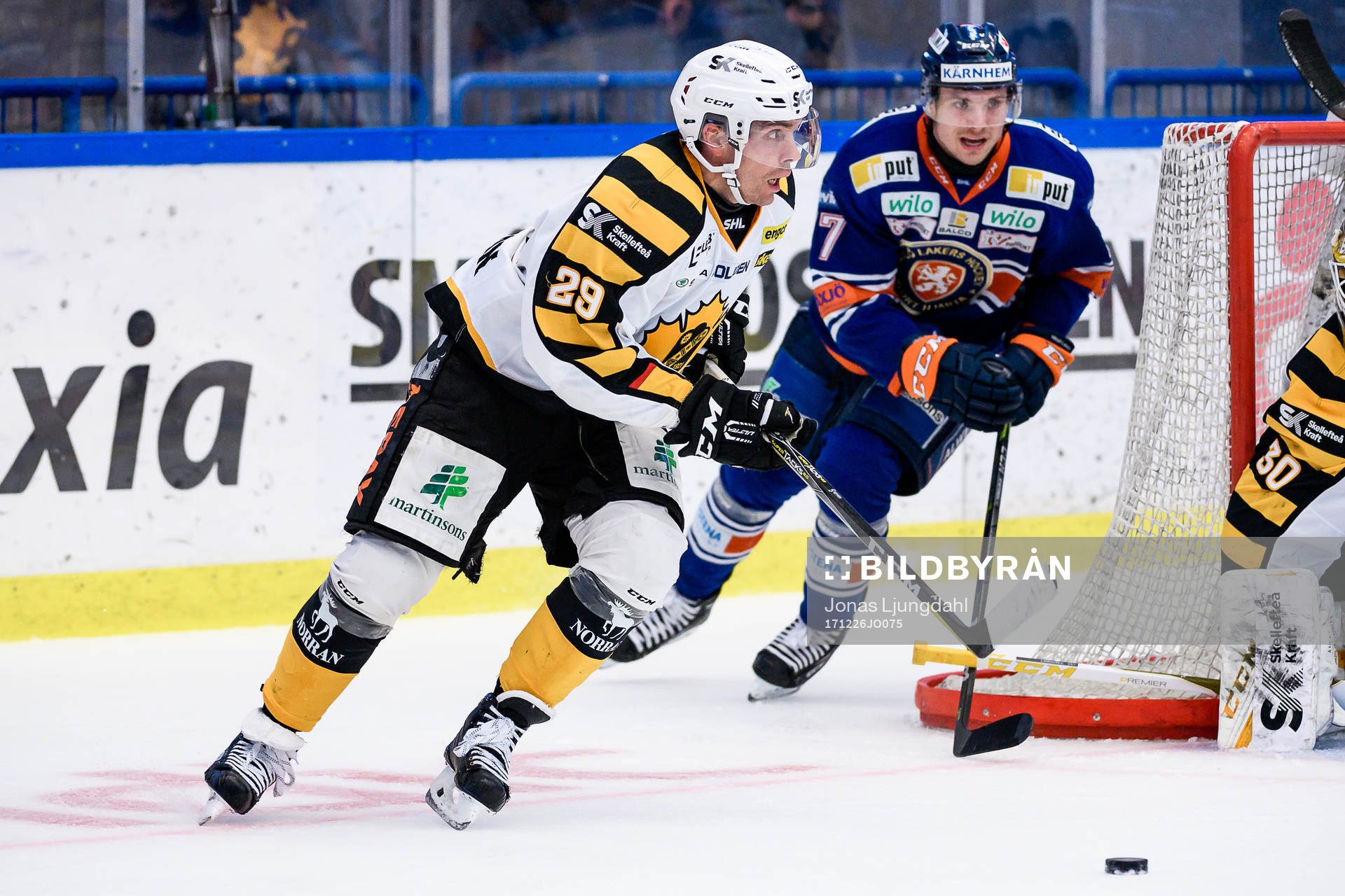 Skellefteås Matt Anderson jagas av Växjös Pontus