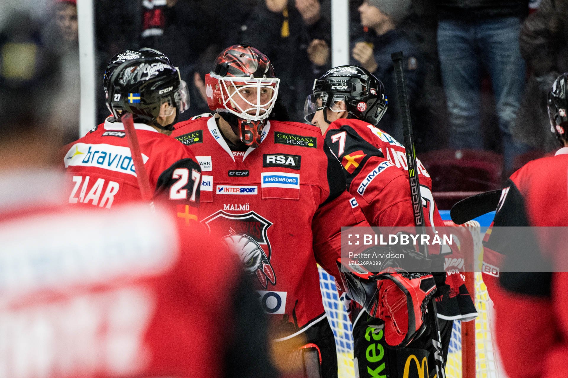 Malmö Redhawks spelare jublar med målvakt Oscar Alsenfelt