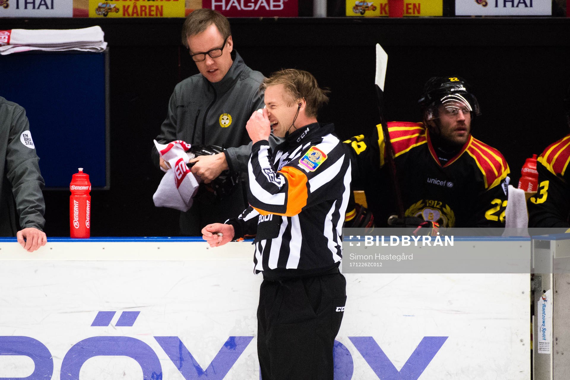 Domare Mikael Andersson har ont