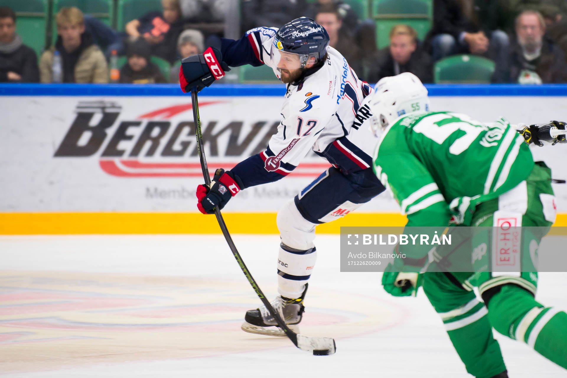 Linköpings Sebastian Karlsson skjuter