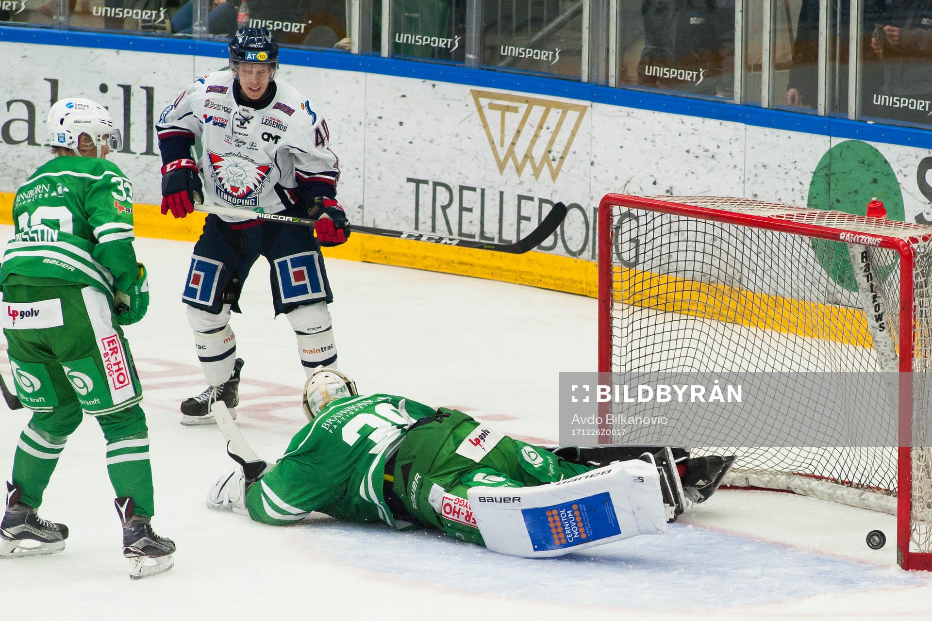 Linköpings Almen Bibic (ej på bild) gör mål bakom