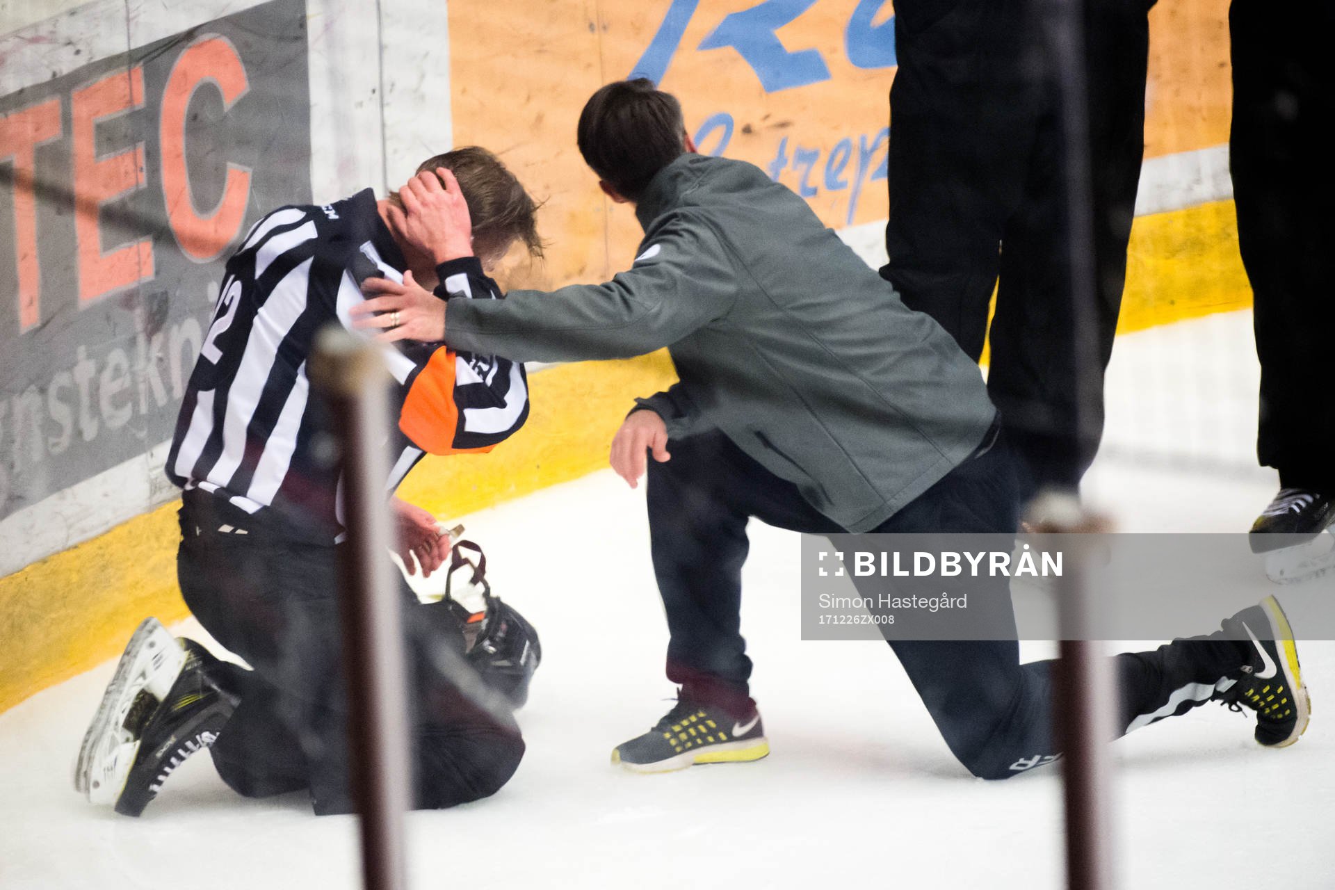 Domare Mikael Andersson har ont