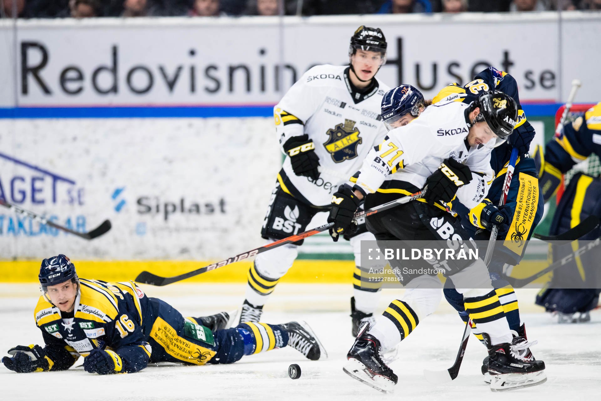 s Alexander Deilert i kamp om pucken med Södertäljes