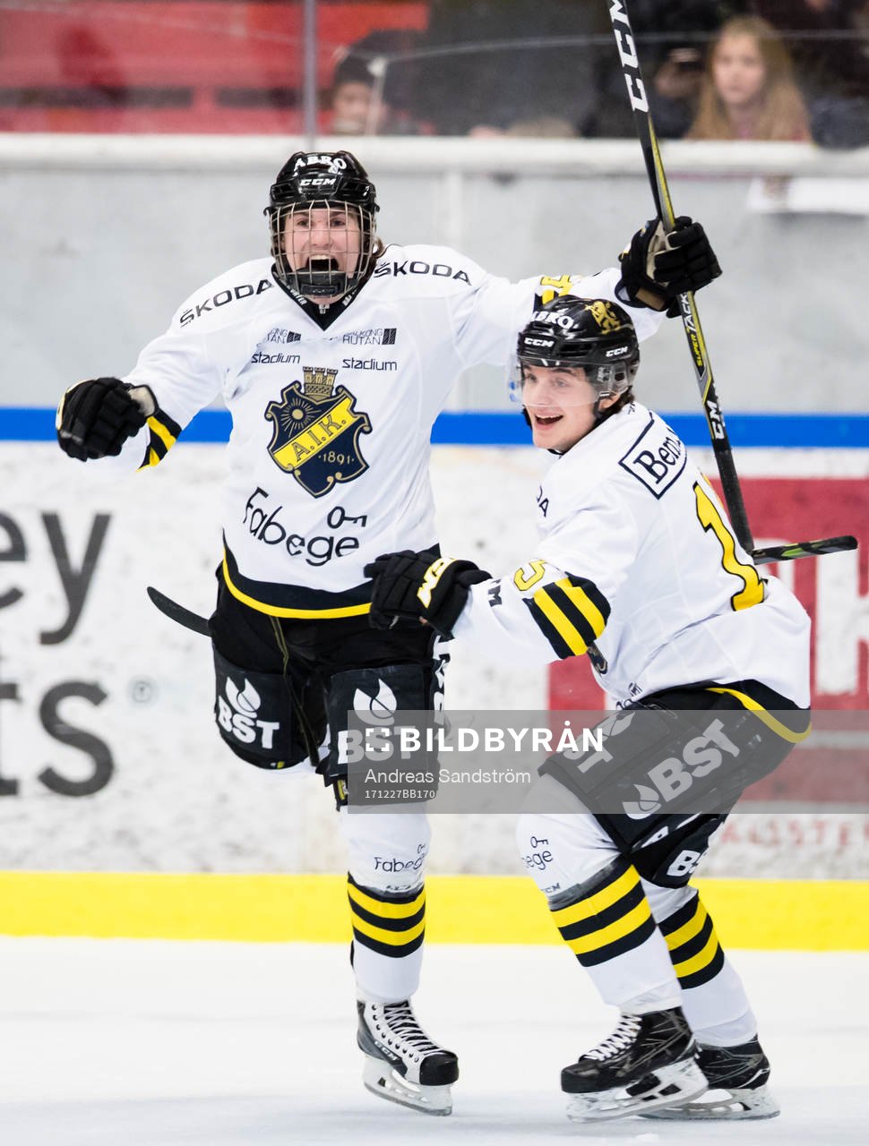 s Nils Höglander jublar med Oliver Ödman-Hadzinikolic (h)