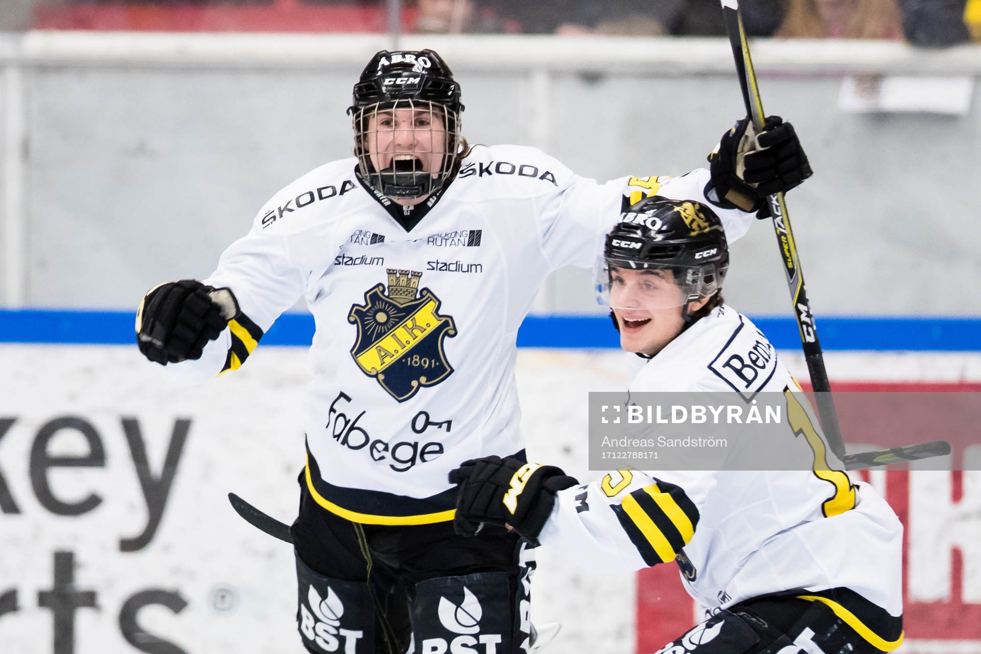 s Nils Höglander jublar med Oliver Ödman-Hadzinikolic (h)